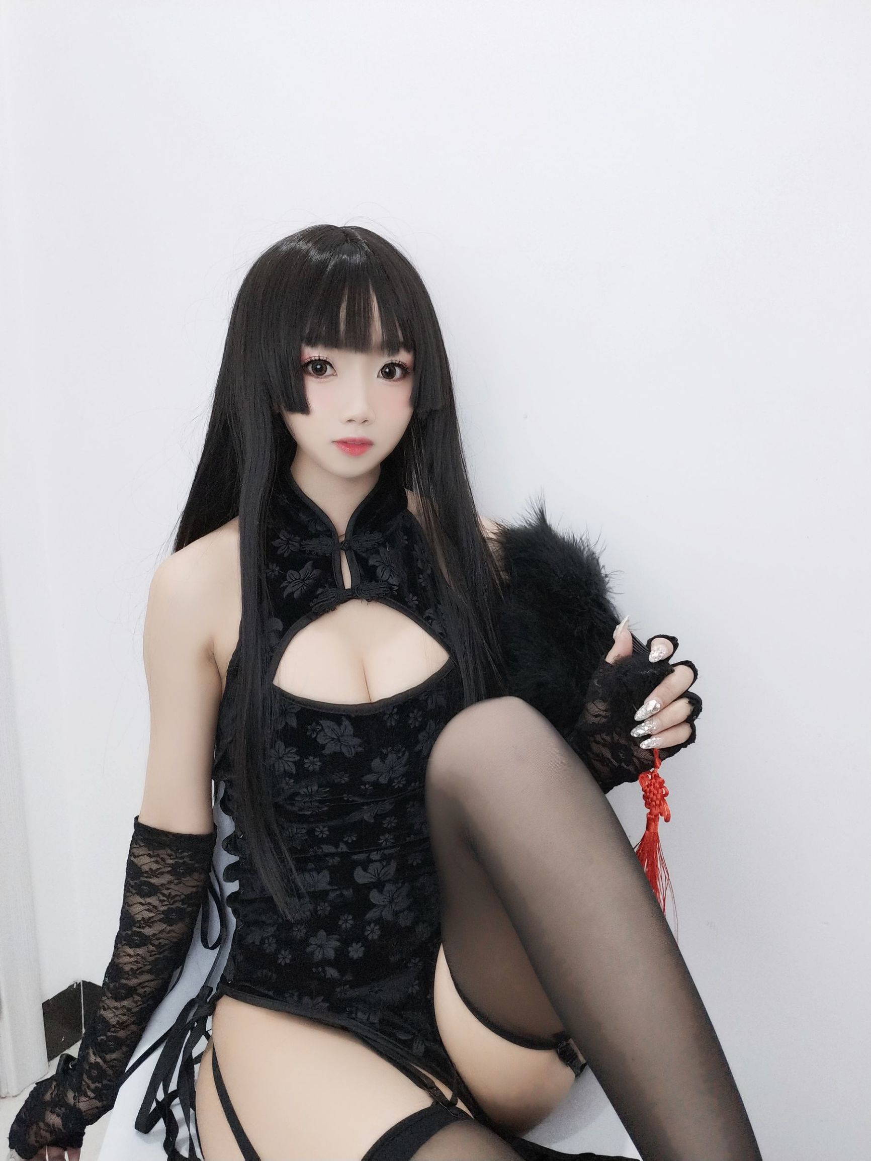 Fair and Tender Beautiful Young Girl Guichu Yao Black Cheongsam