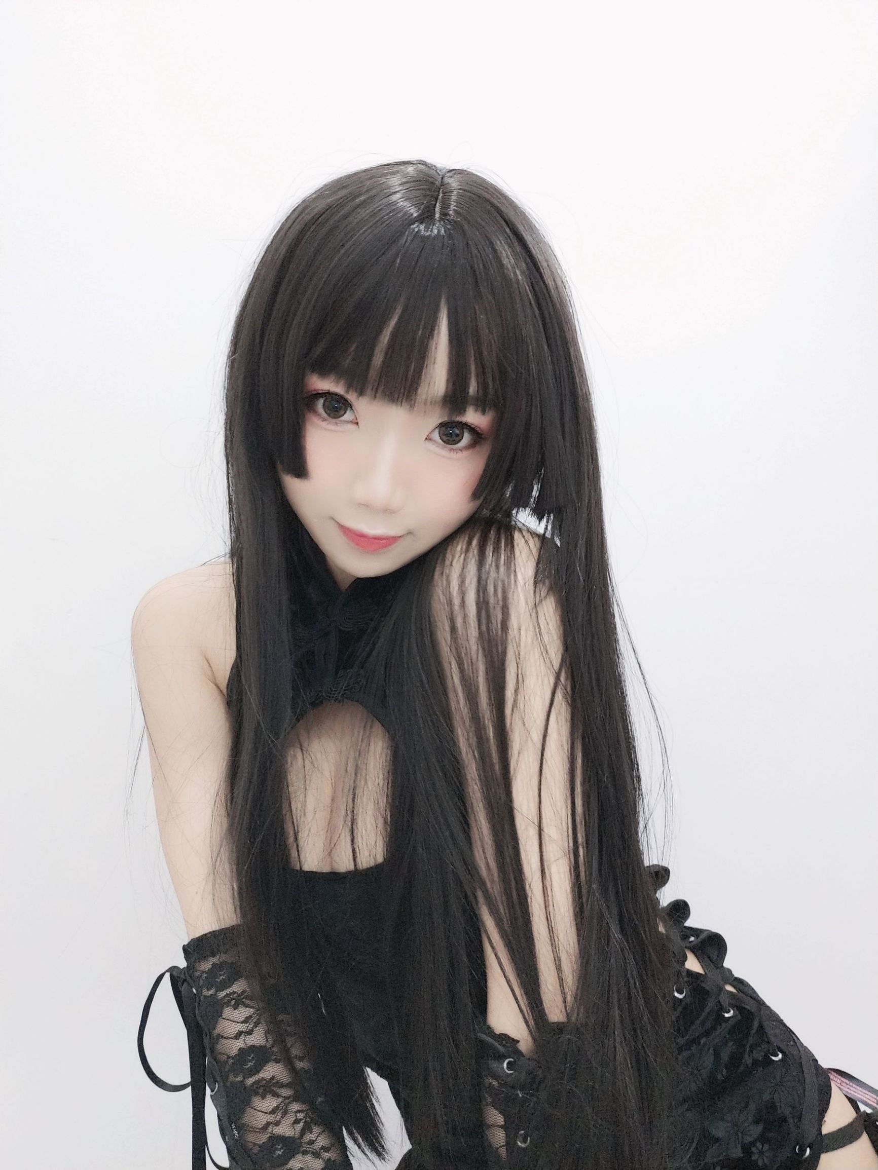 Cô gái da trắng mịn đẹp Quỷ Xú Dao trong áo qipao đen