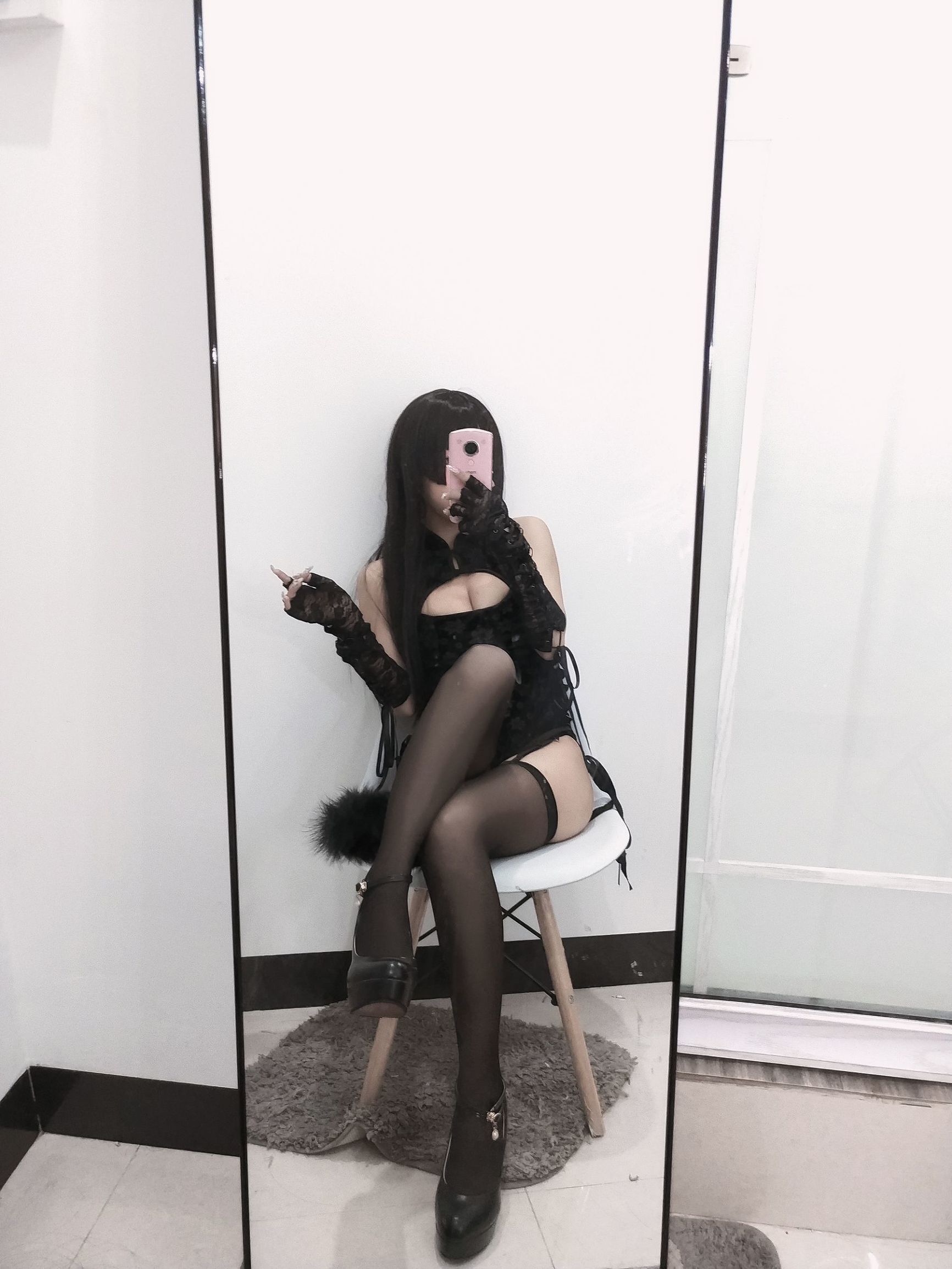 Cô gái da trắng mịn đẹp Quỷ Xú Dao trong áo qipao đen