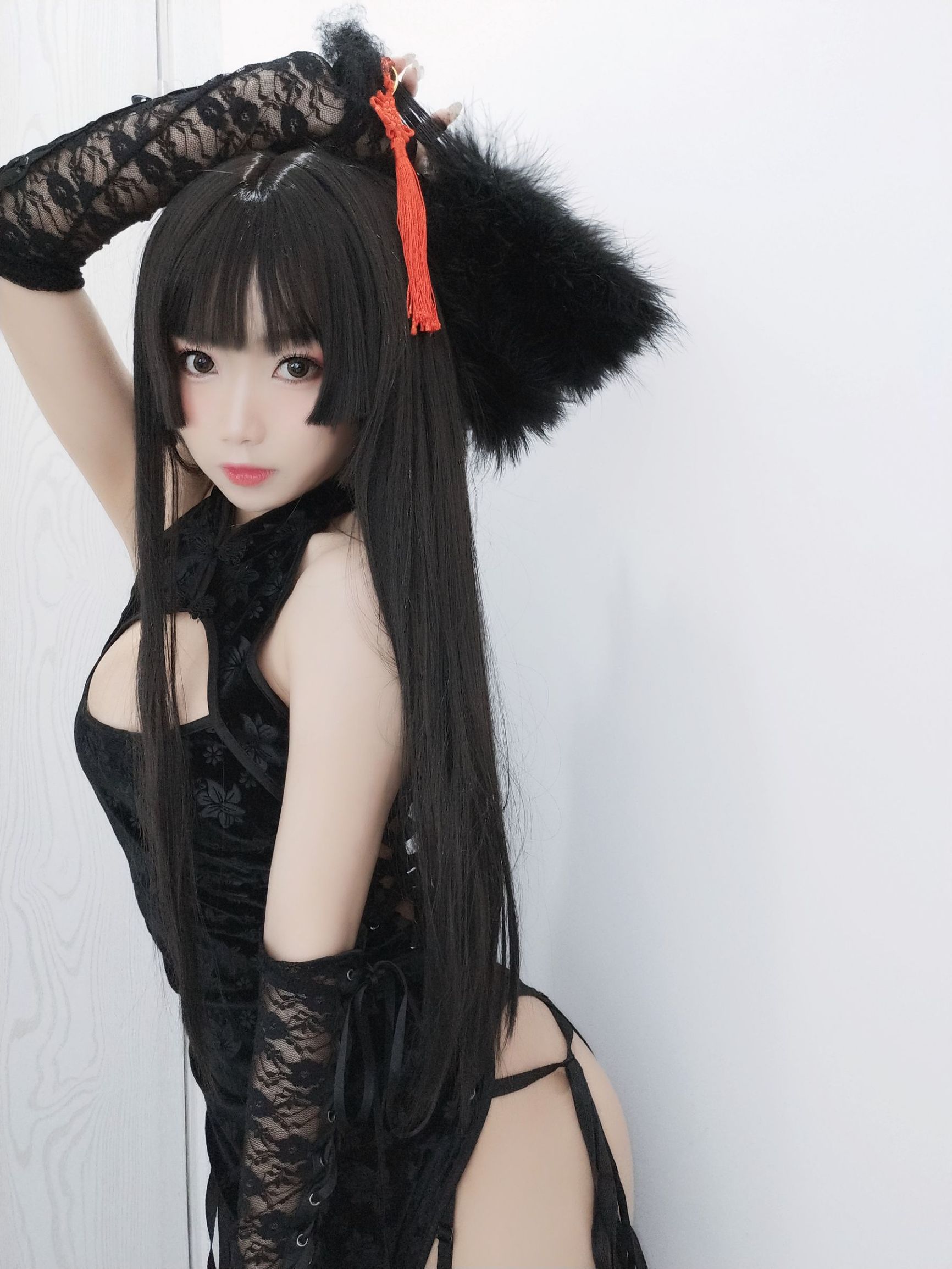 Cô gái da trắng mịn đẹp Quỷ Xú Dao trong áo qipao đen