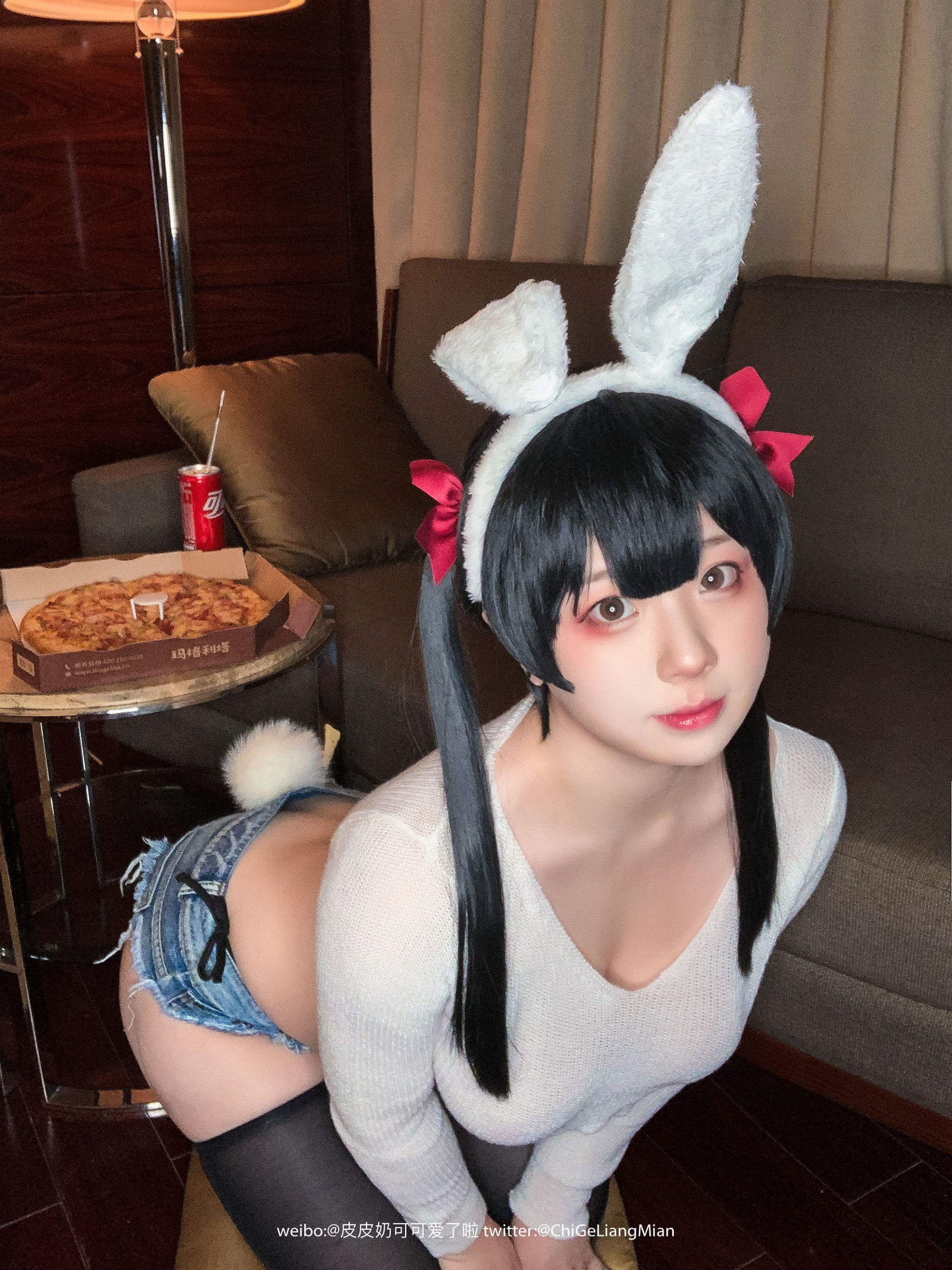 Pippi Nai is so cute! Pizza White Rabbit.