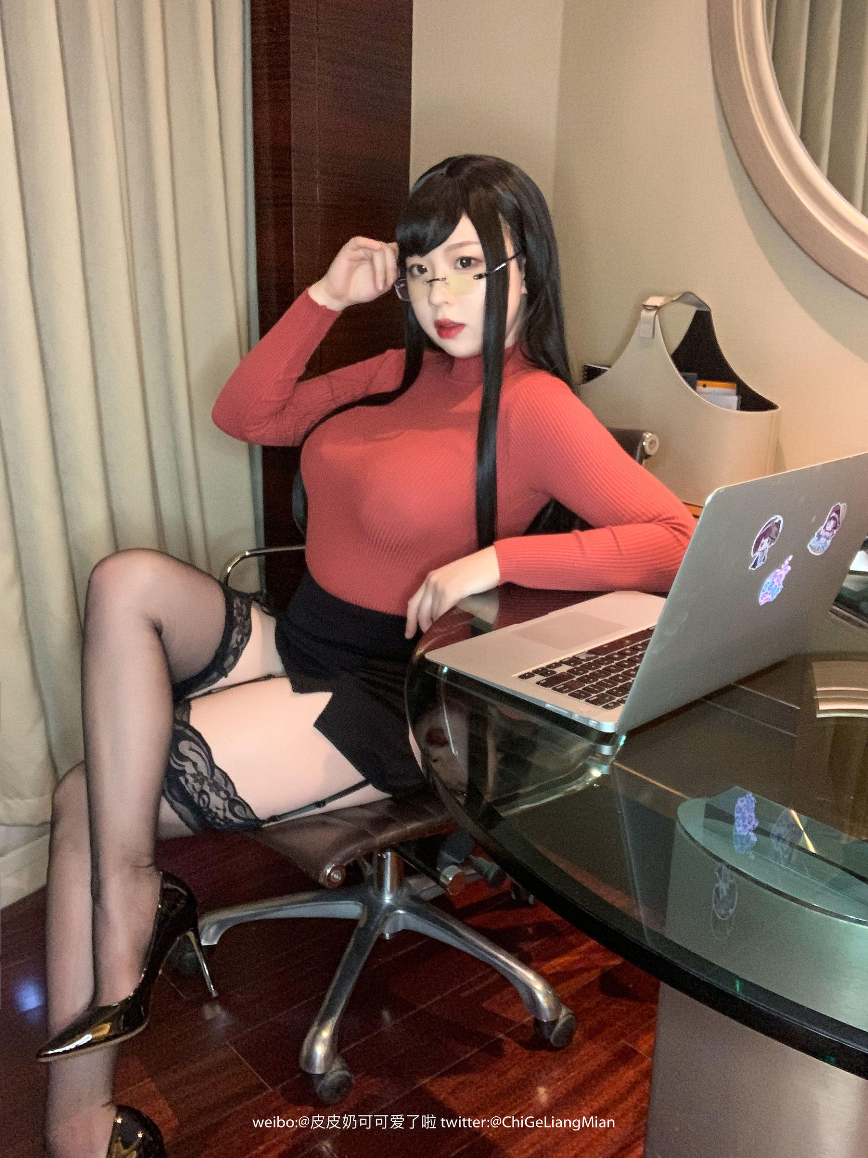 皮皮奶可愛了啦 紅色OL