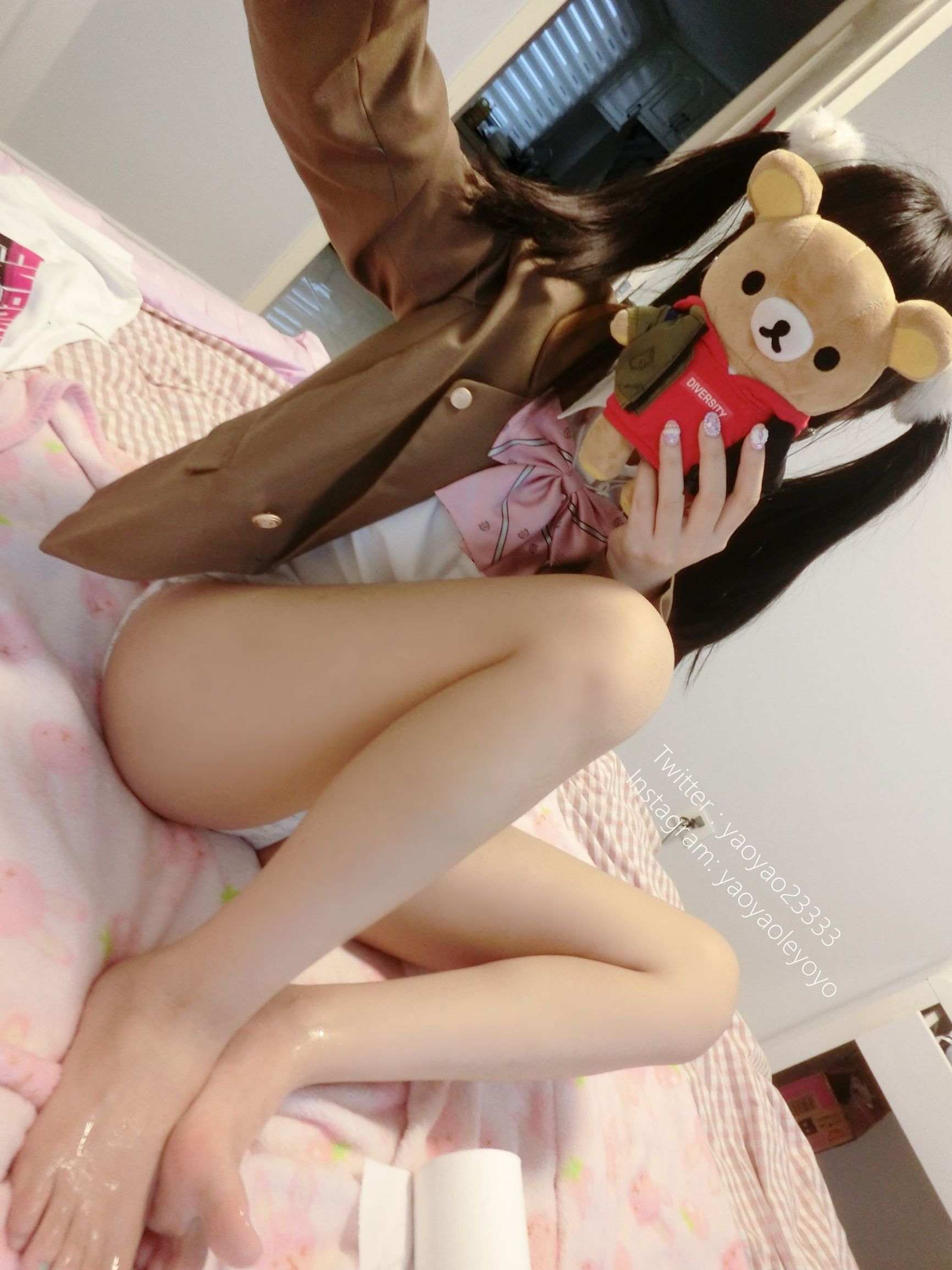 Cô gái dễ thương Coser Yao Yao Le Yoyo chân trần