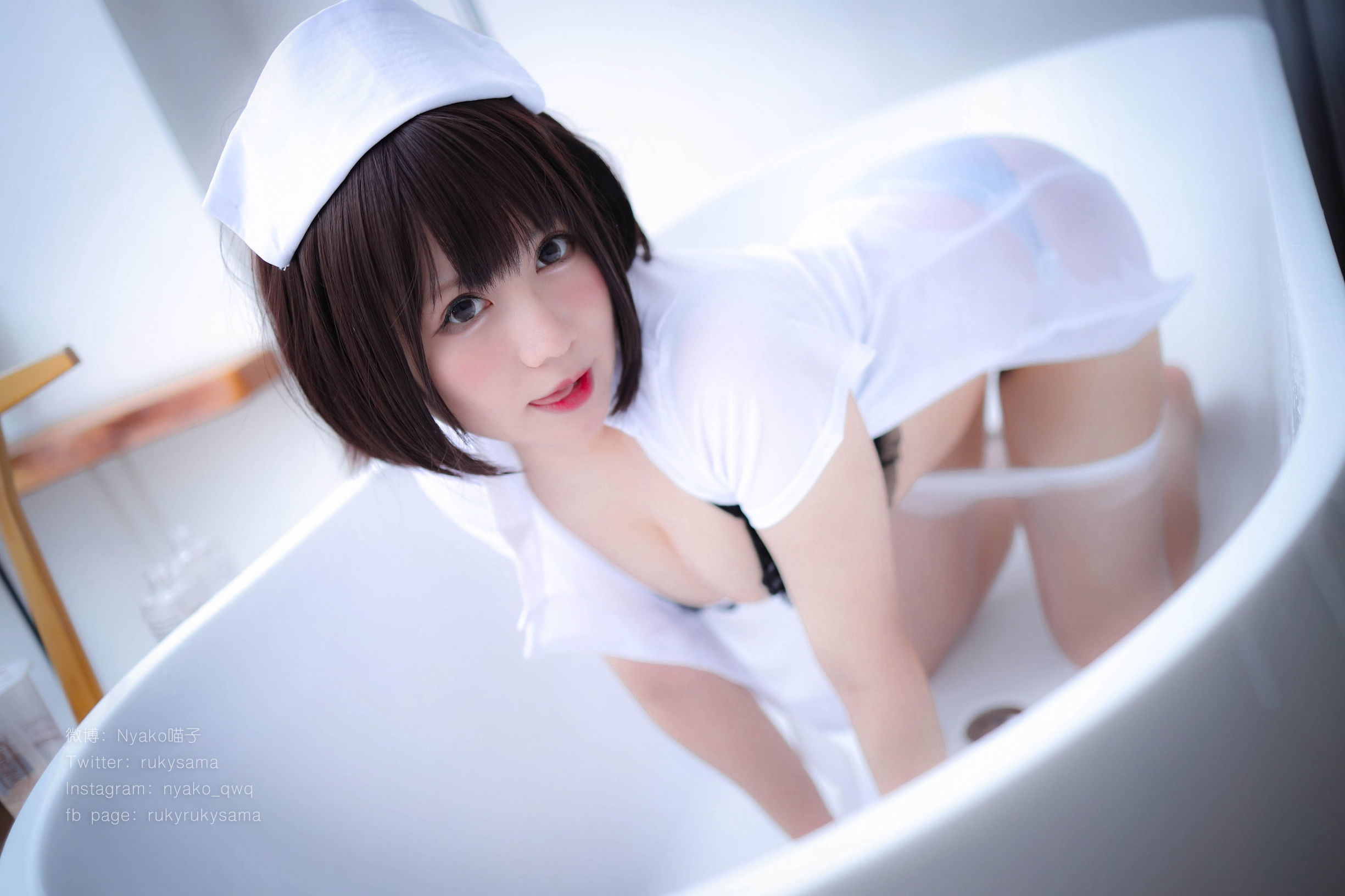 สาวน่ารัก Nyako เด็กแมว ชุดพยาบาลถุงน่องขาว