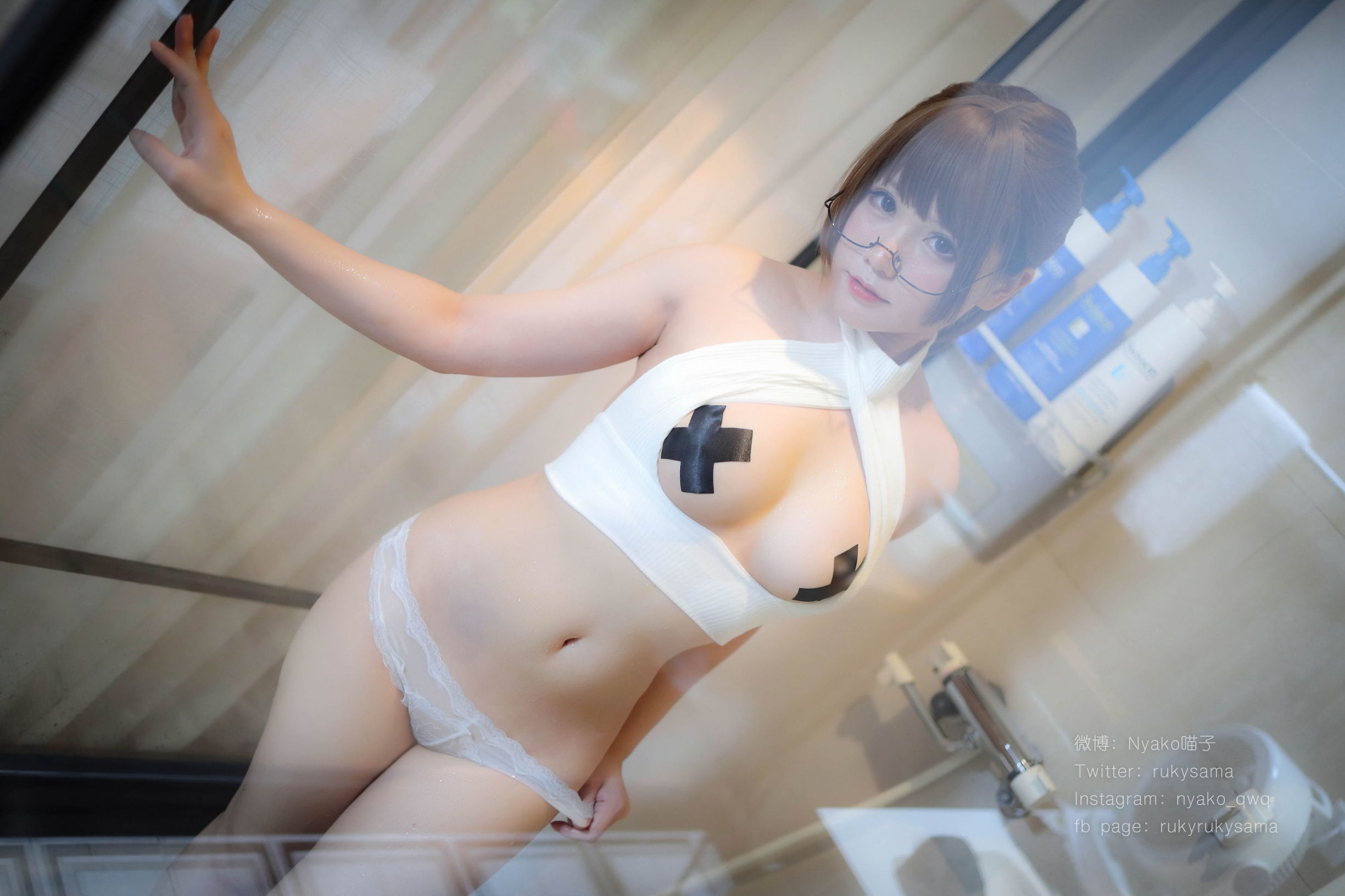 Cô gái dễ thương Nyako Meow Zi với đồng phục tất đen và kính