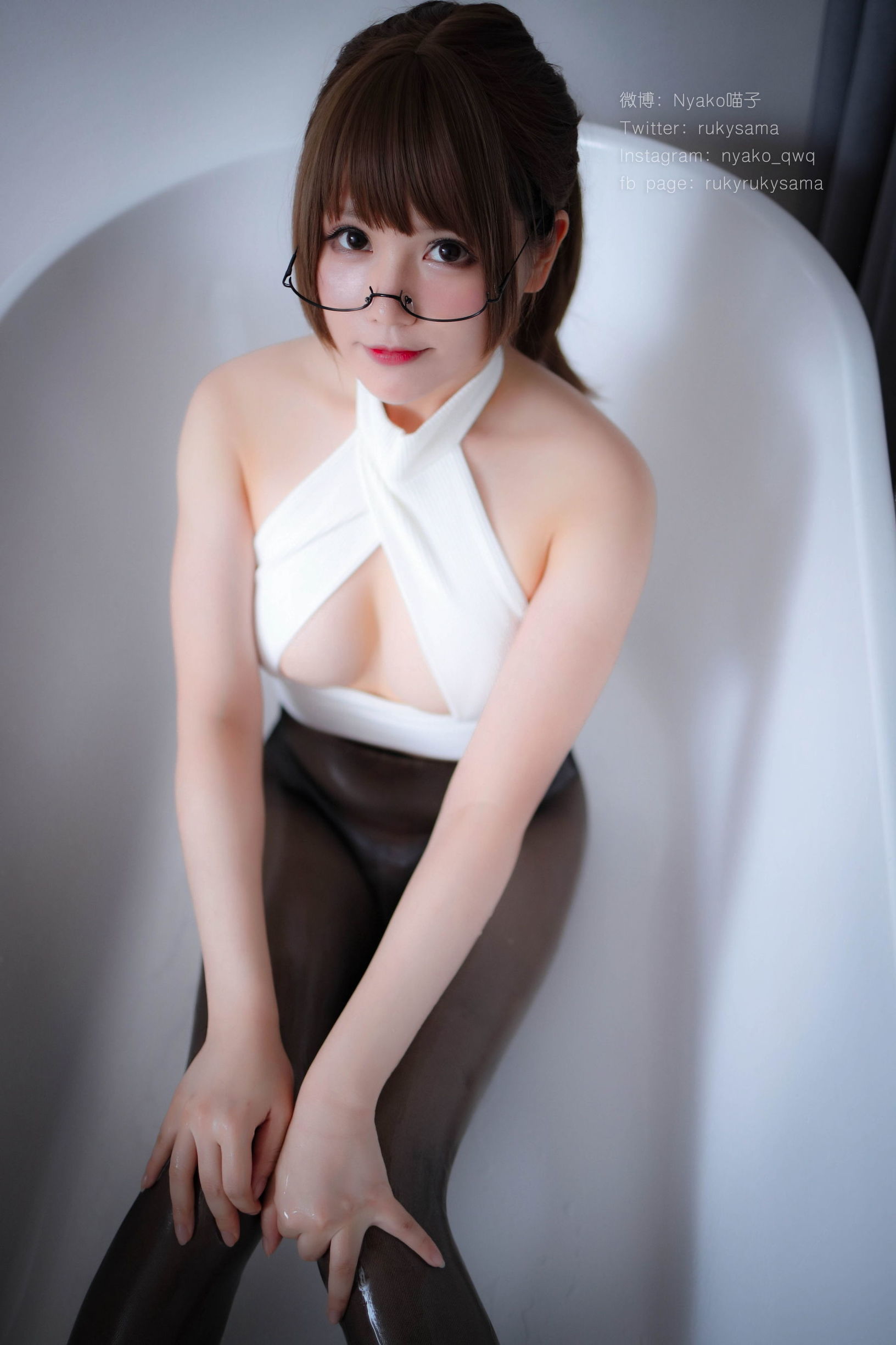 Cô gái dễ thương Nyako Meow Zi với đồng phục tất đen và kính