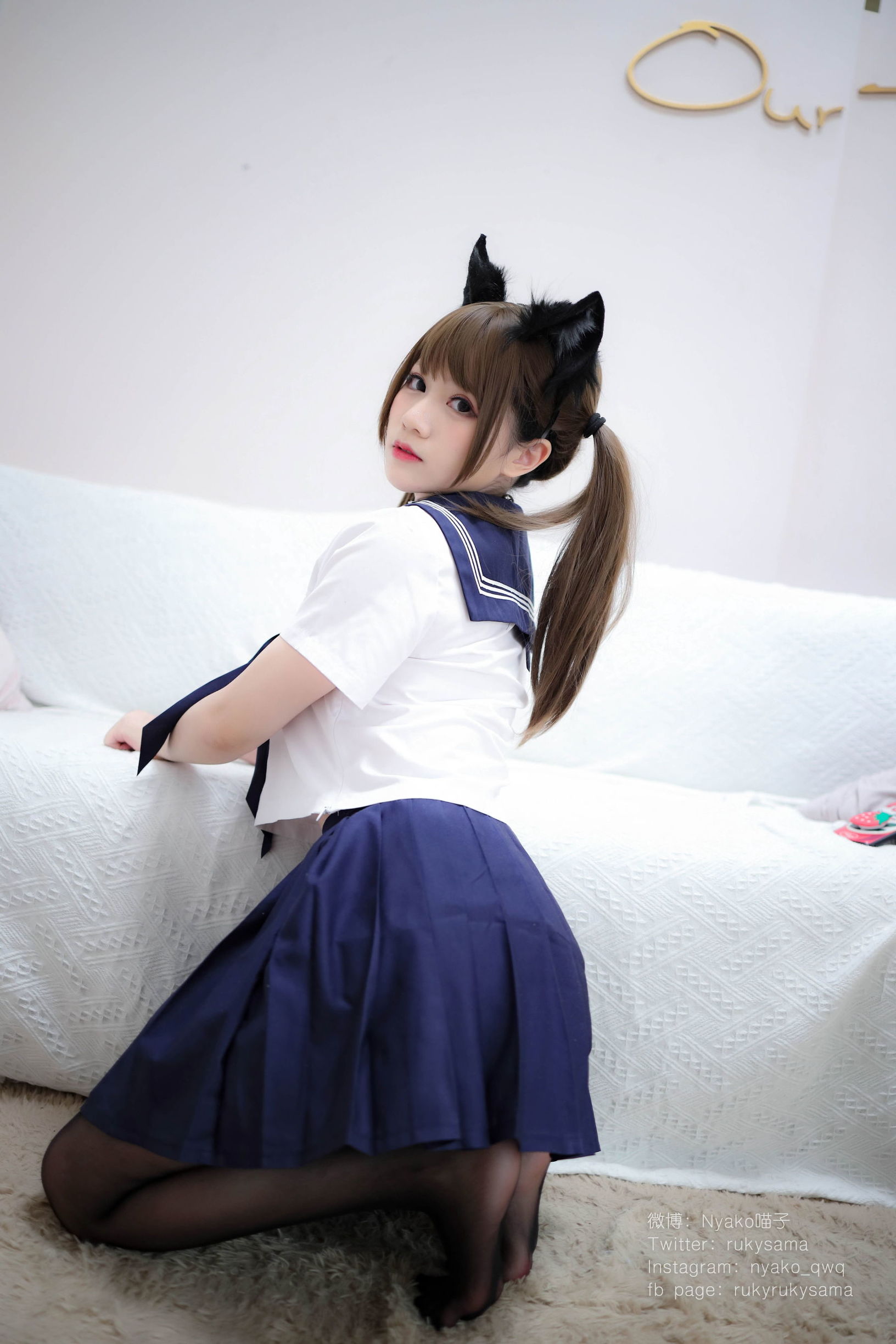 Cô gái dễ thương Nyako Meowzi trong đồng phục thủy thủ vớ đen kiểu mèo