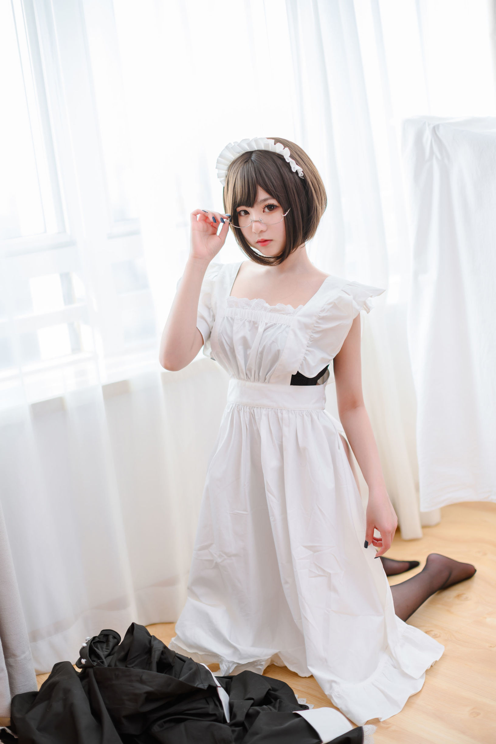 Meng Mei is Qing Shui's maid.