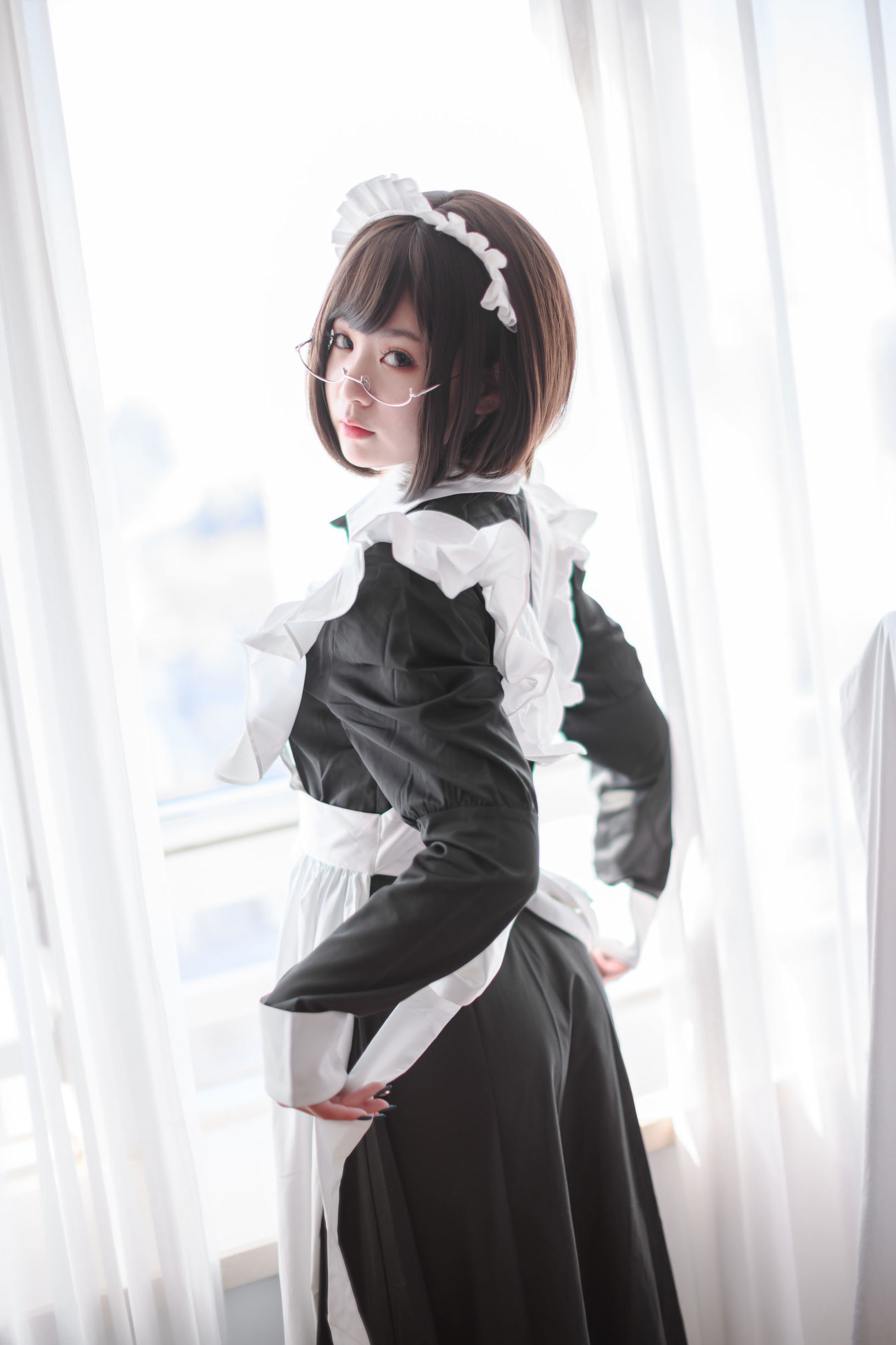 Meng Mei is Qing Shui's maid.