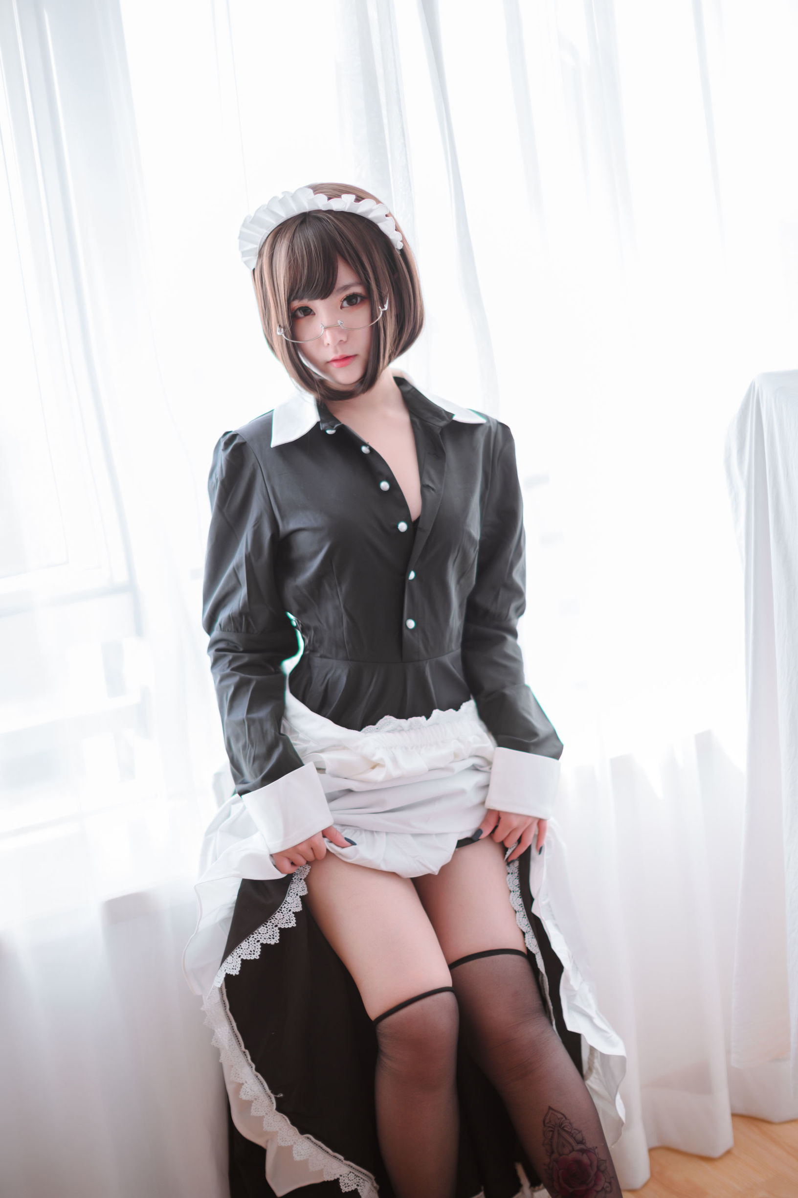 Meng Mei is Qing Shui's maid.