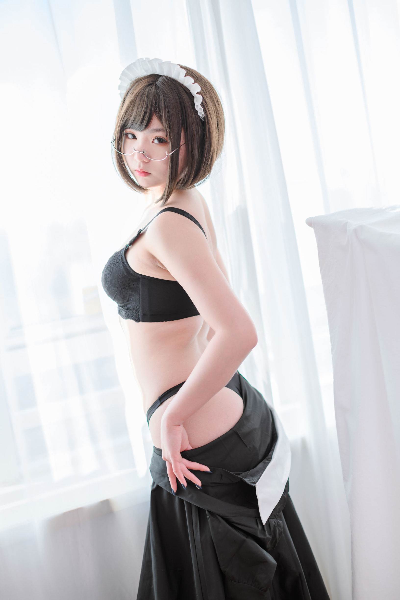 Meng Mei is Qing Shui's maid.