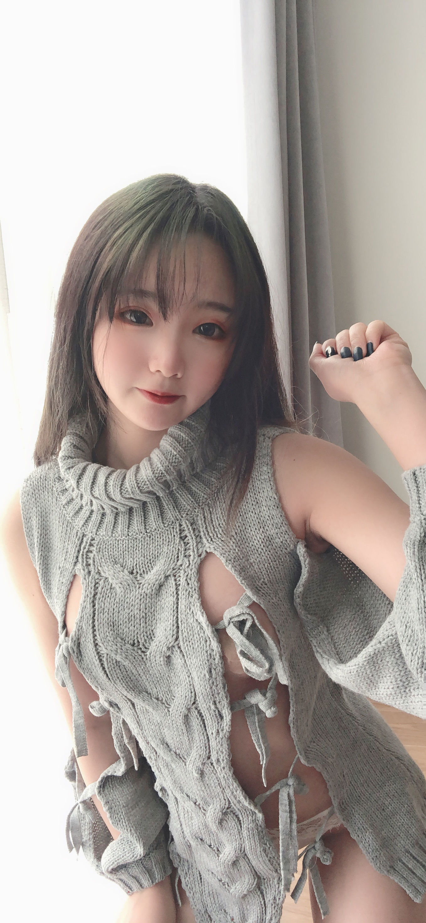 萌妹是青水 露背毛衣
