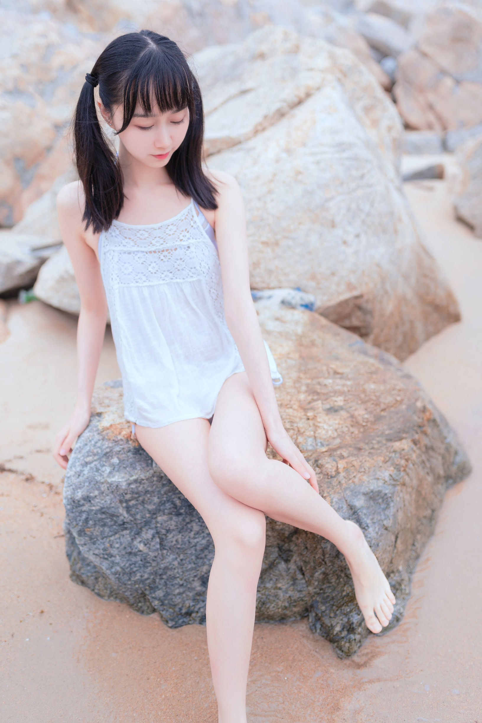 Moe-style big sister Mu Mian Mian OwO at the seaside in a white bikini