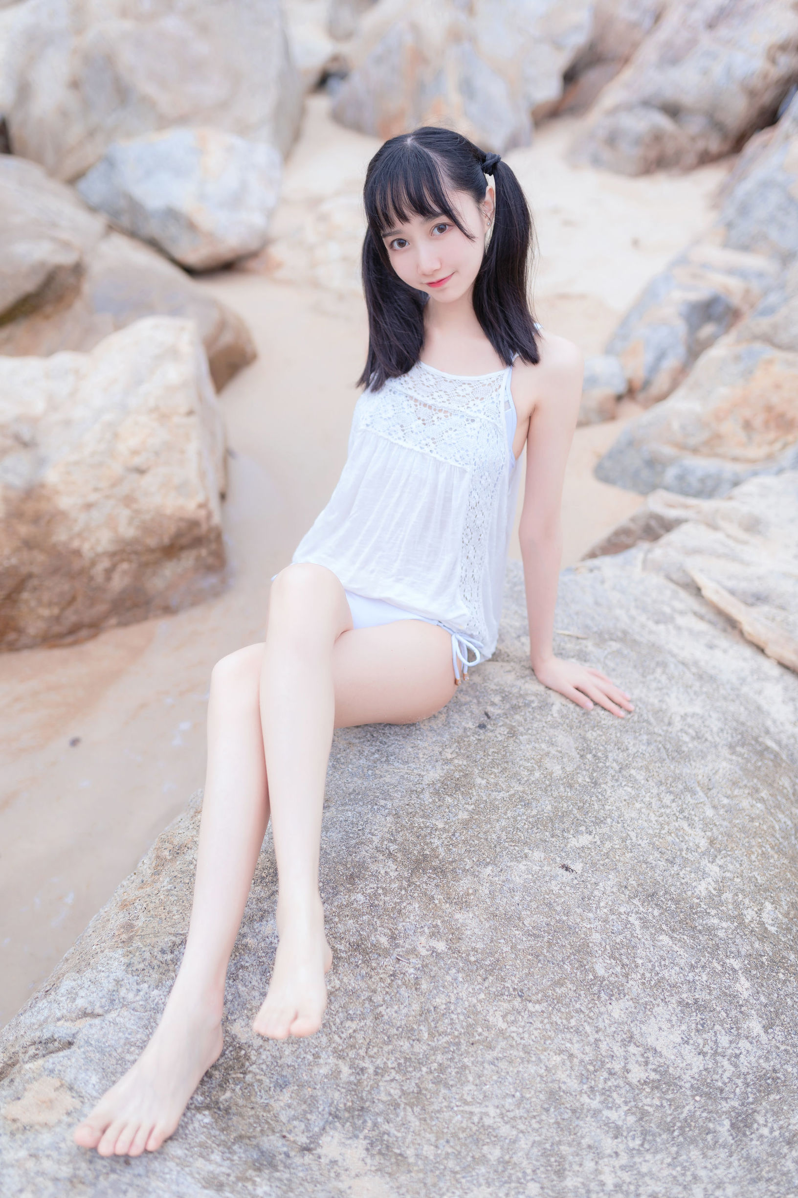 Cô nàng kiểu moe Mù Miên Miên OwO tại bãi biển với bikini trắng
