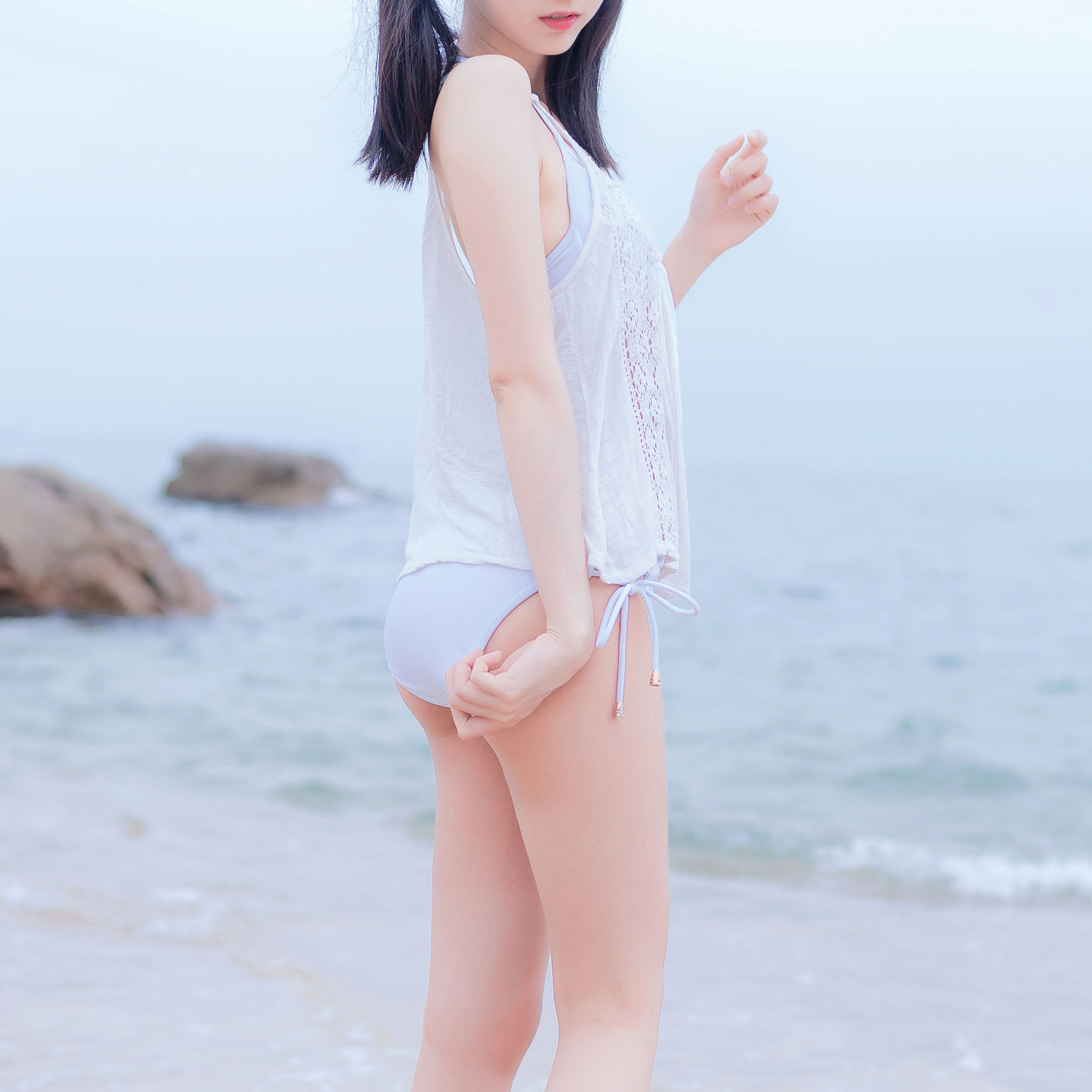 Cô nàng kiểu moe Mù Miên Miên OwO tại bãi biển với bikini trắng