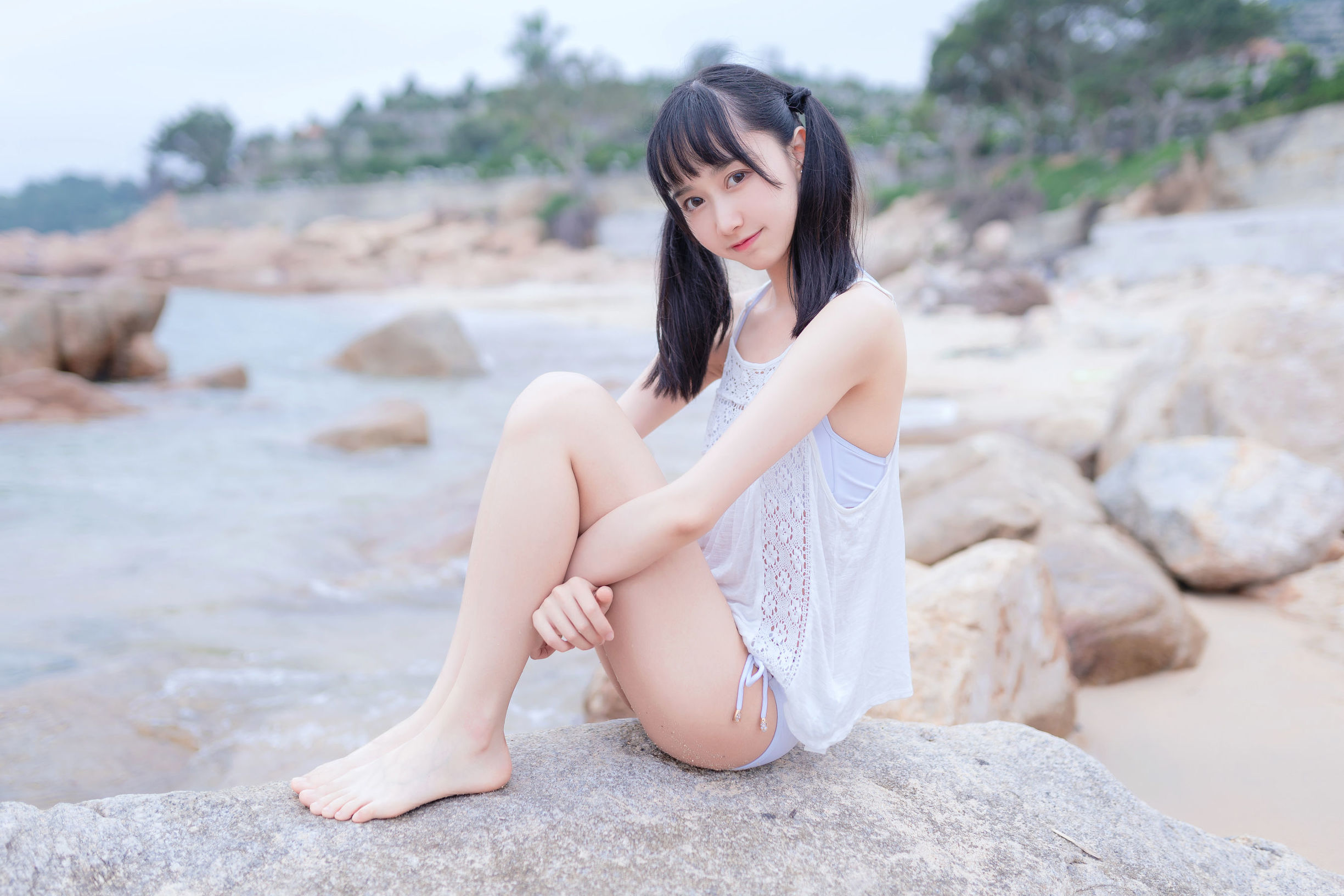 Cô nàng kiểu moe Mù Miên Miên OwO tại bãi biển với bikini trắng