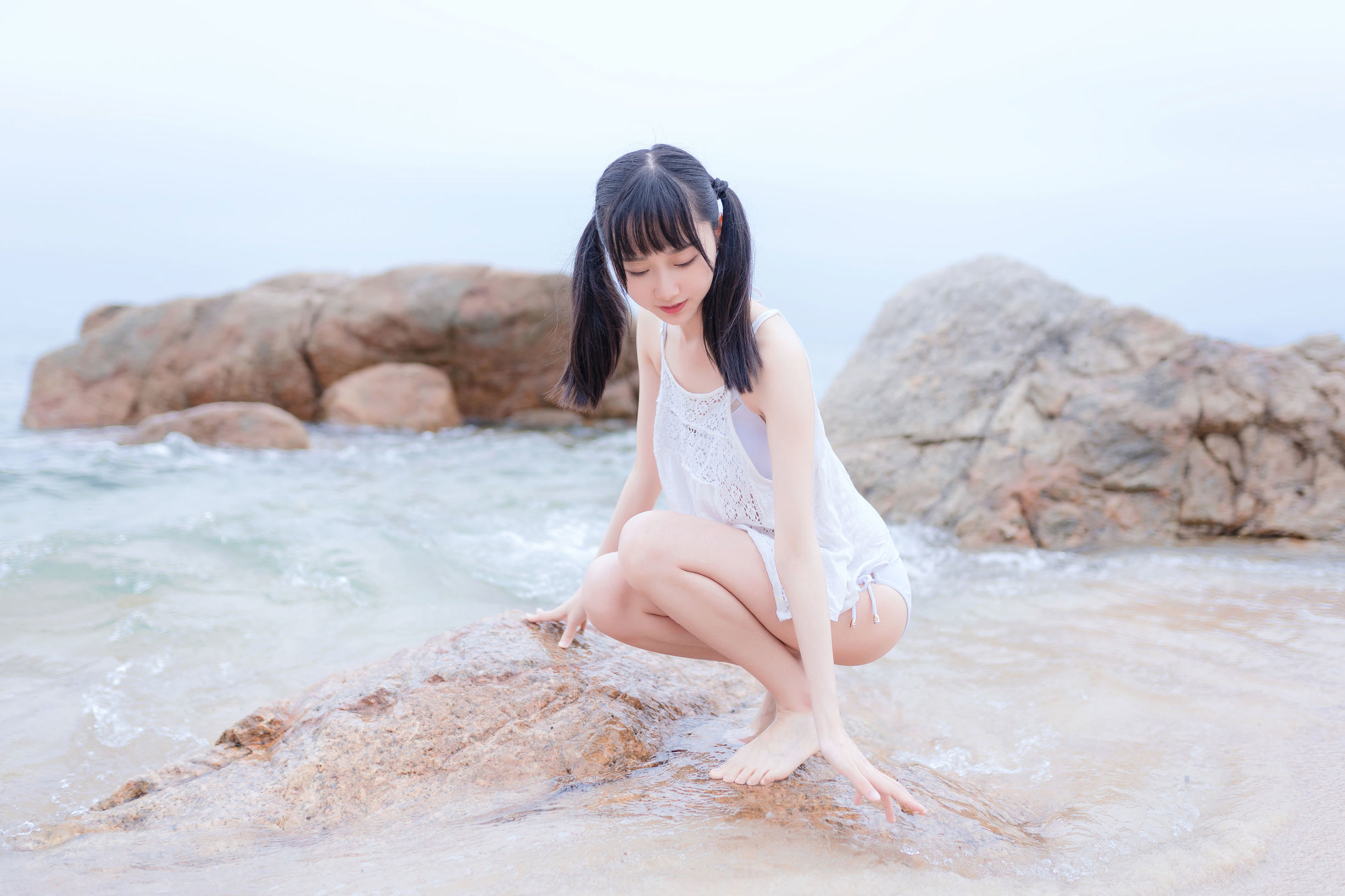 Moe-style big sister Mu Mian Mian OwO at the seaside in a white bikini