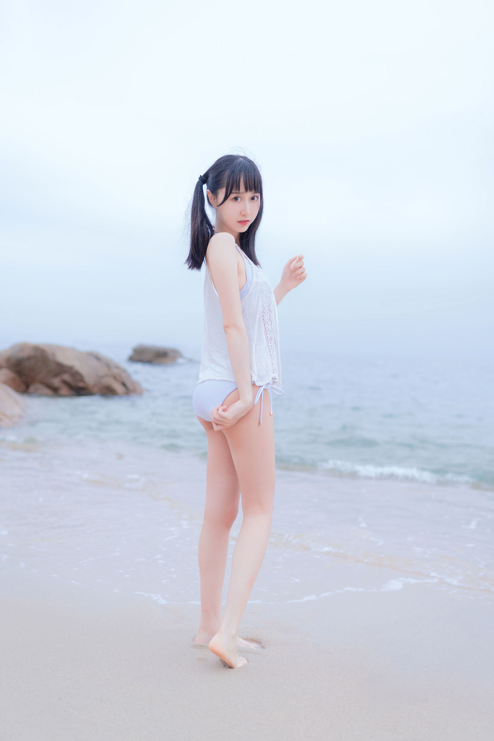 Moe-style big sister Mu Mian Mian OwO at the seaside in a white bikini