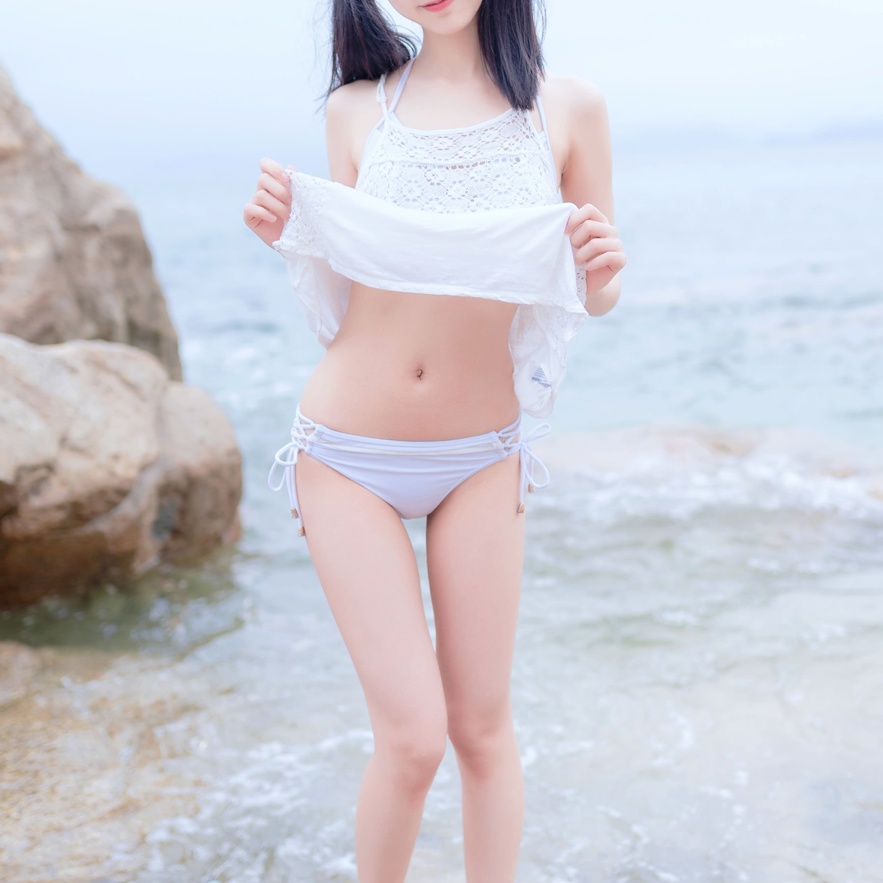 Cô nàng kiểu moe Mù Miên Miên OwO tại bãi biển với bikini trắng