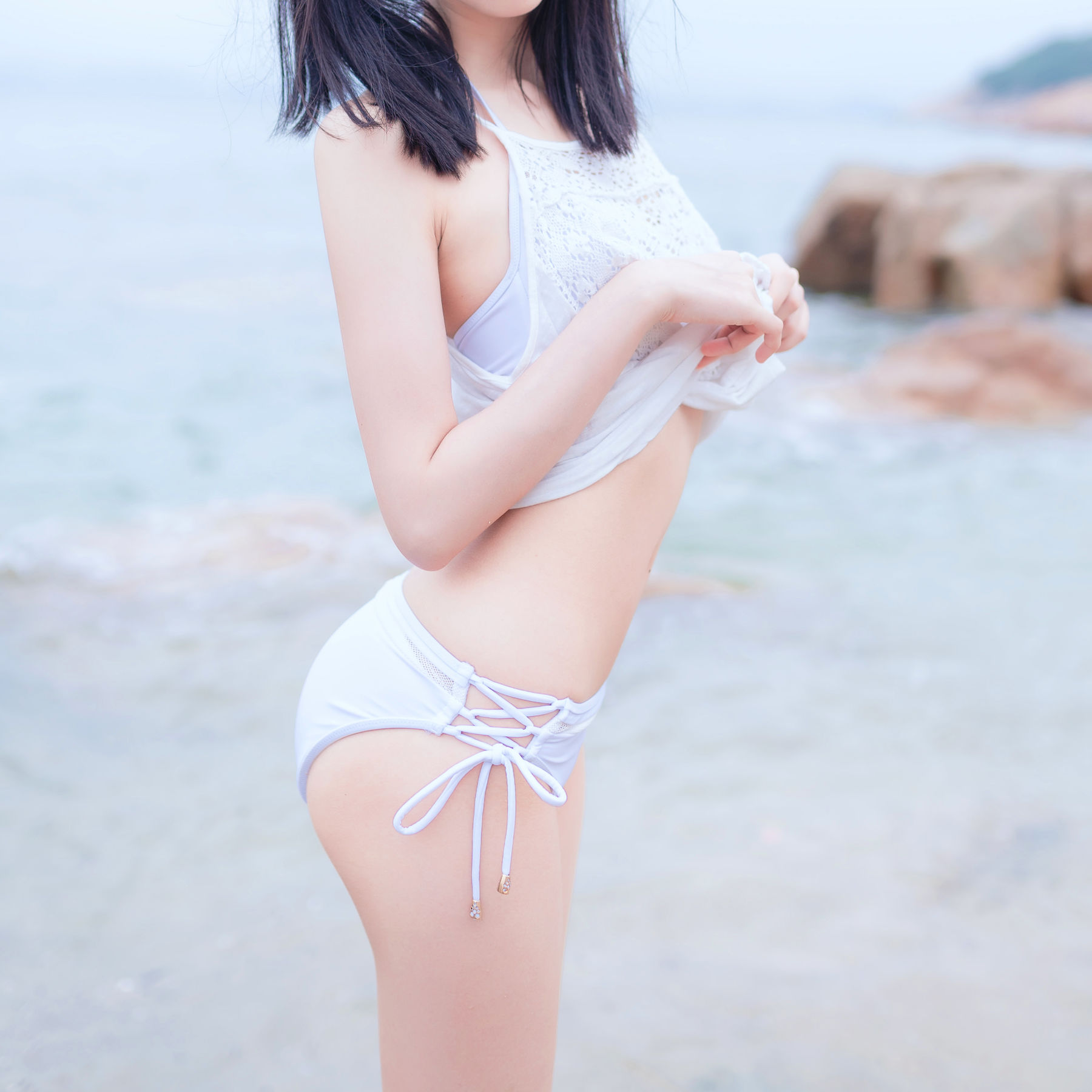 Cô nàng kiểu moe Mù Miên Miên OwO tại bãi biển với bikini trắng