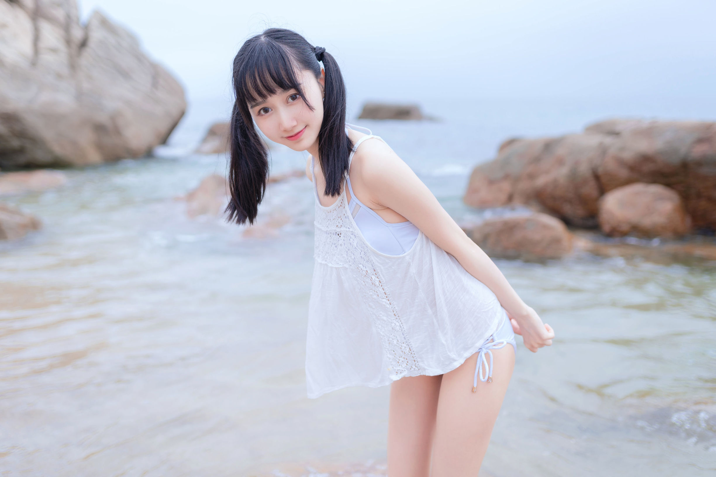 Moe-style big sister Mu Mian Mian OwO at the seaside in a white bikini