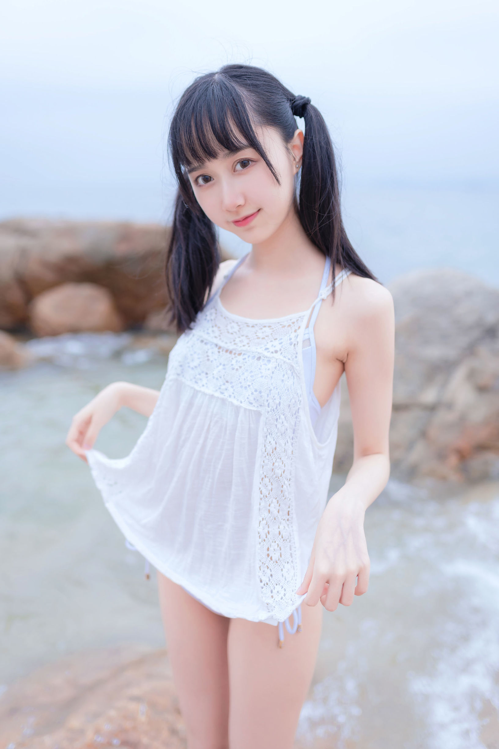 Moe-style big sister Mu Mian Mian OwO at the seaside in a white bikini