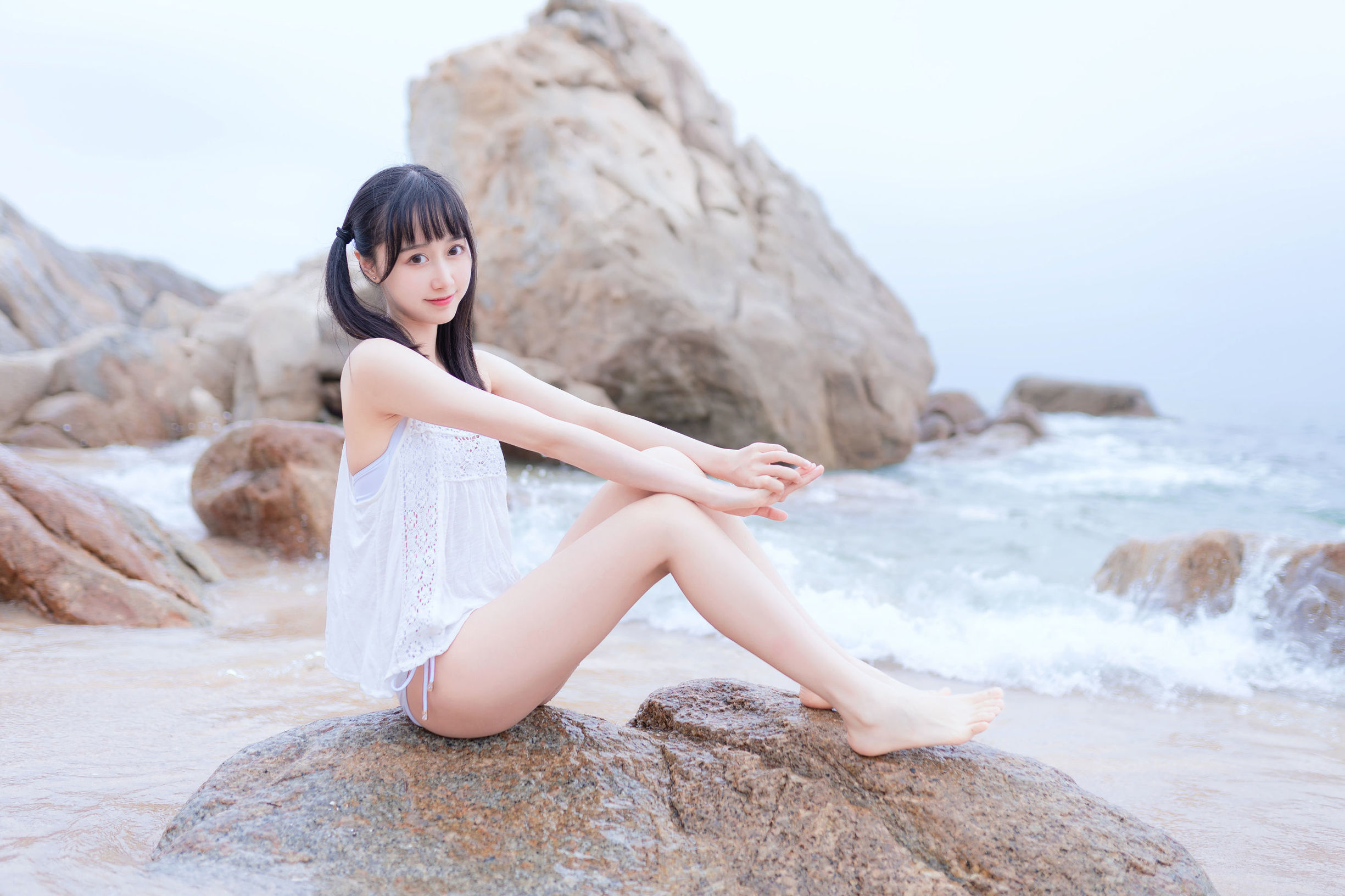 Moe-style big sister Mu Mian Mian OwO at the seaside in a white bikini