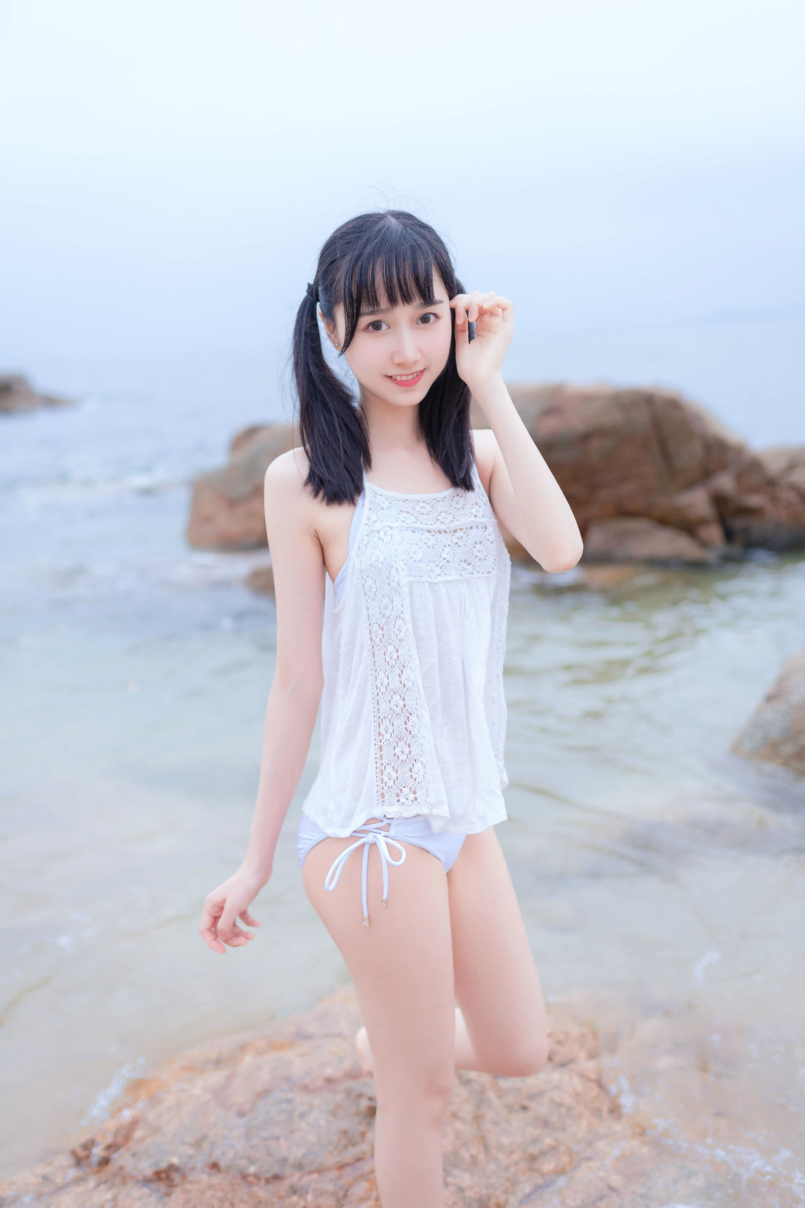 Moe-style big sister Mu Mian Mian OwO at the seaside in a white bikini