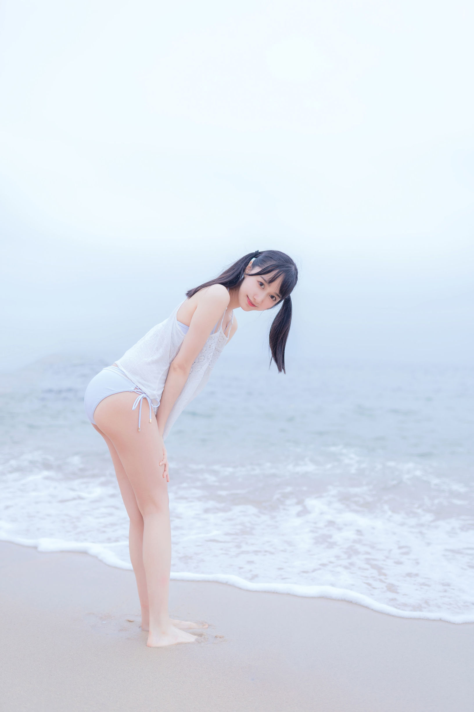 Cô nàng kiểu moe Mù Miên Miên OwO tại bãi biển với bikini trắng