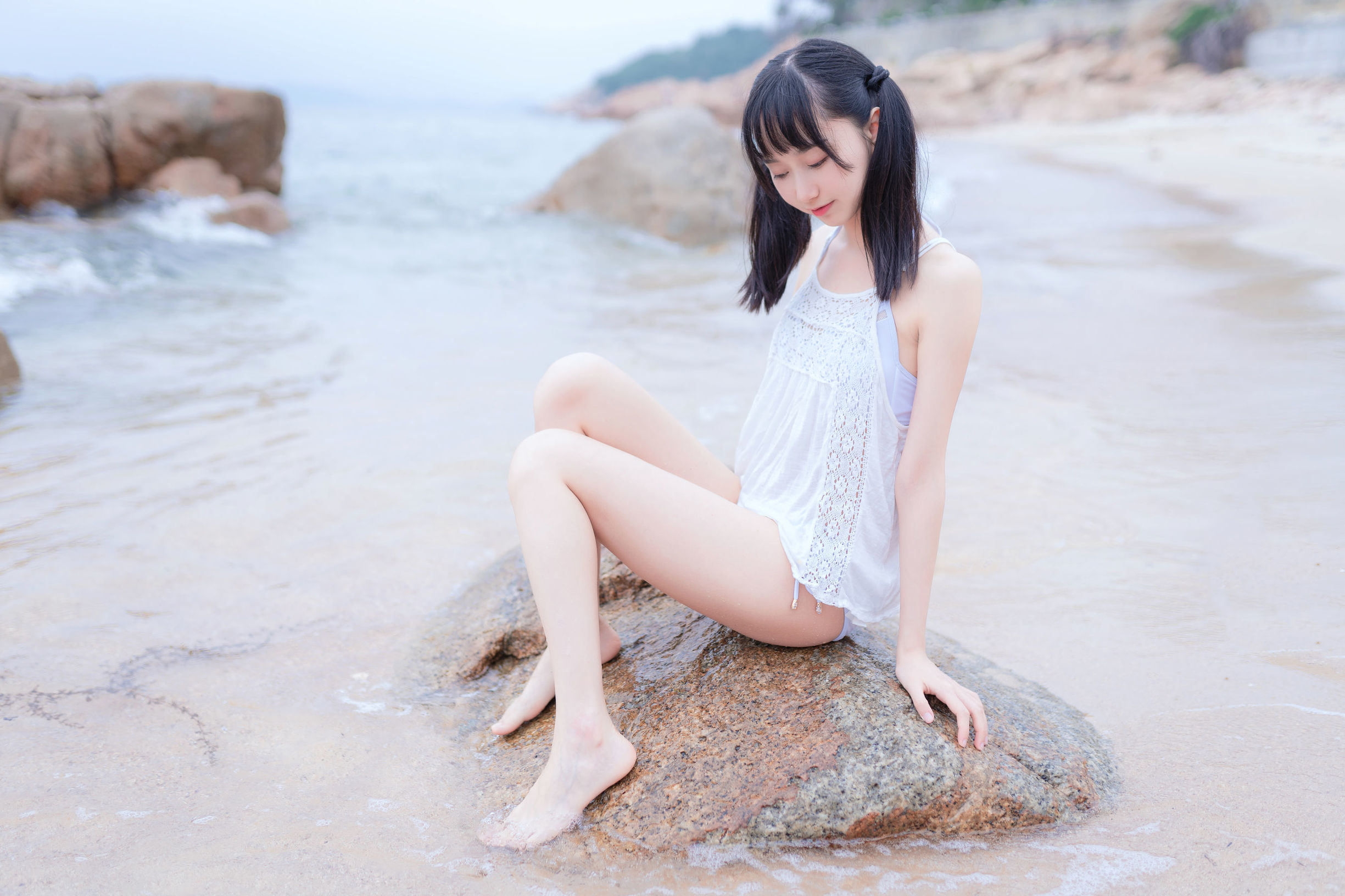 Moe-style big sister Mu Mian Mian OwO at the seaside in a white bikini