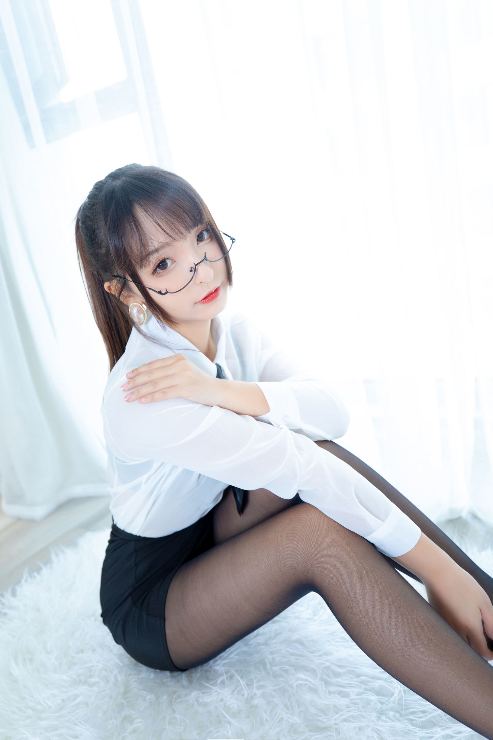 로리 카구라 반 마후유 화이트 오피스