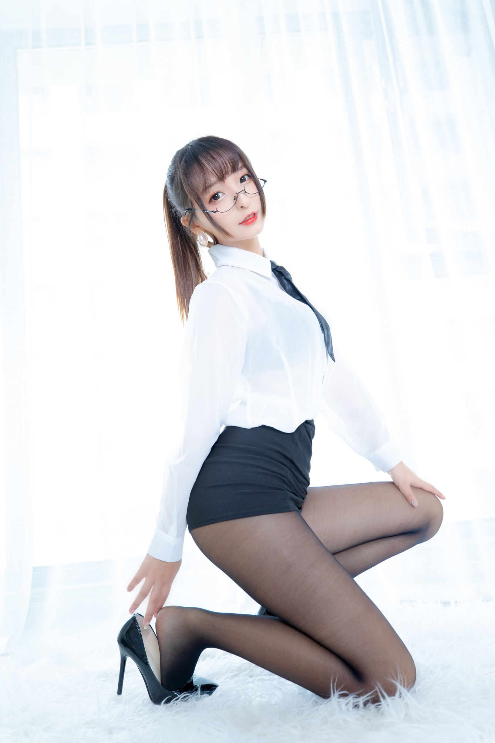 로리 카구라 반 마후유 화이트 오피스