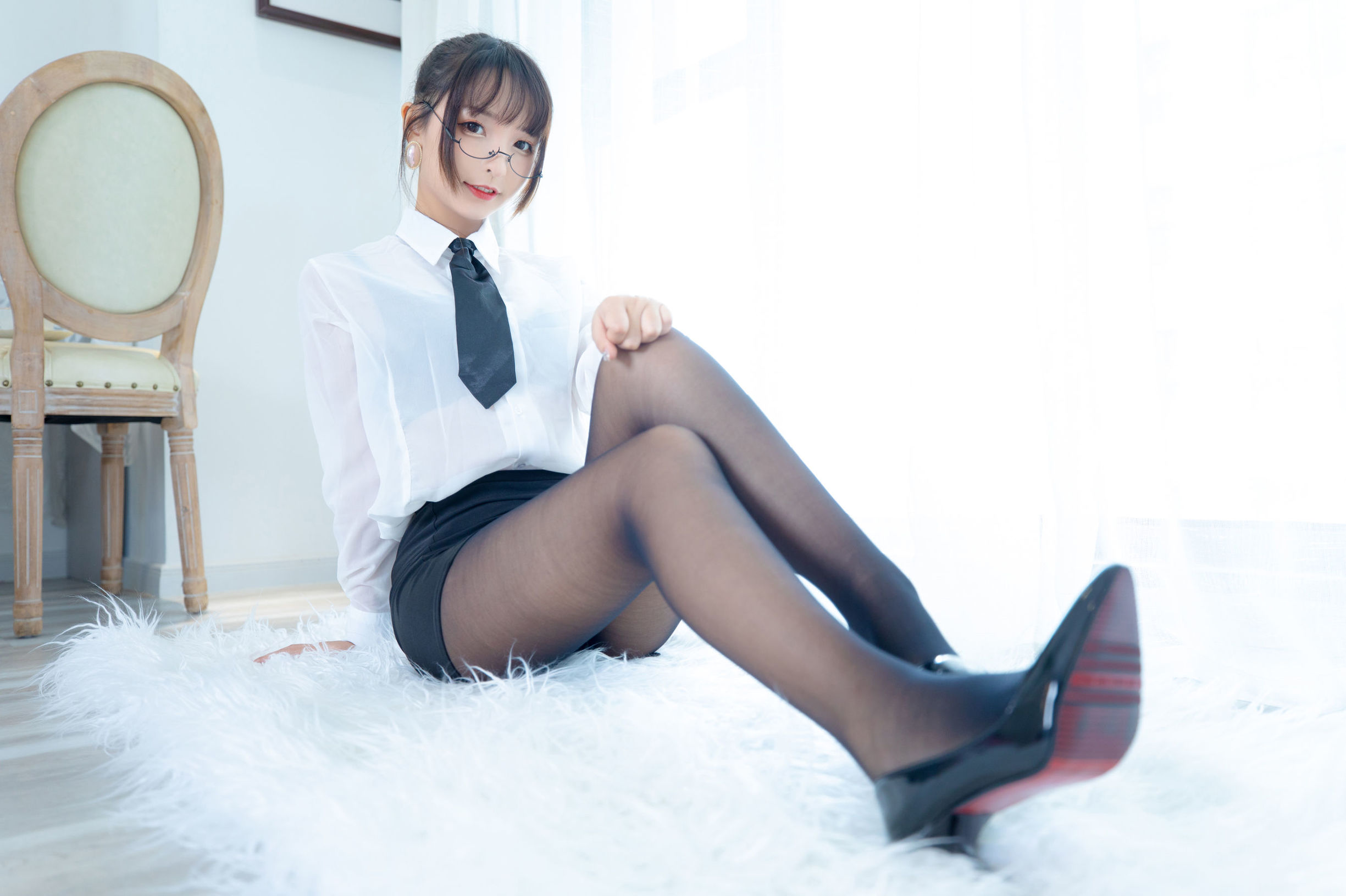 로리 카구라 반 마후유 화이트 오피스