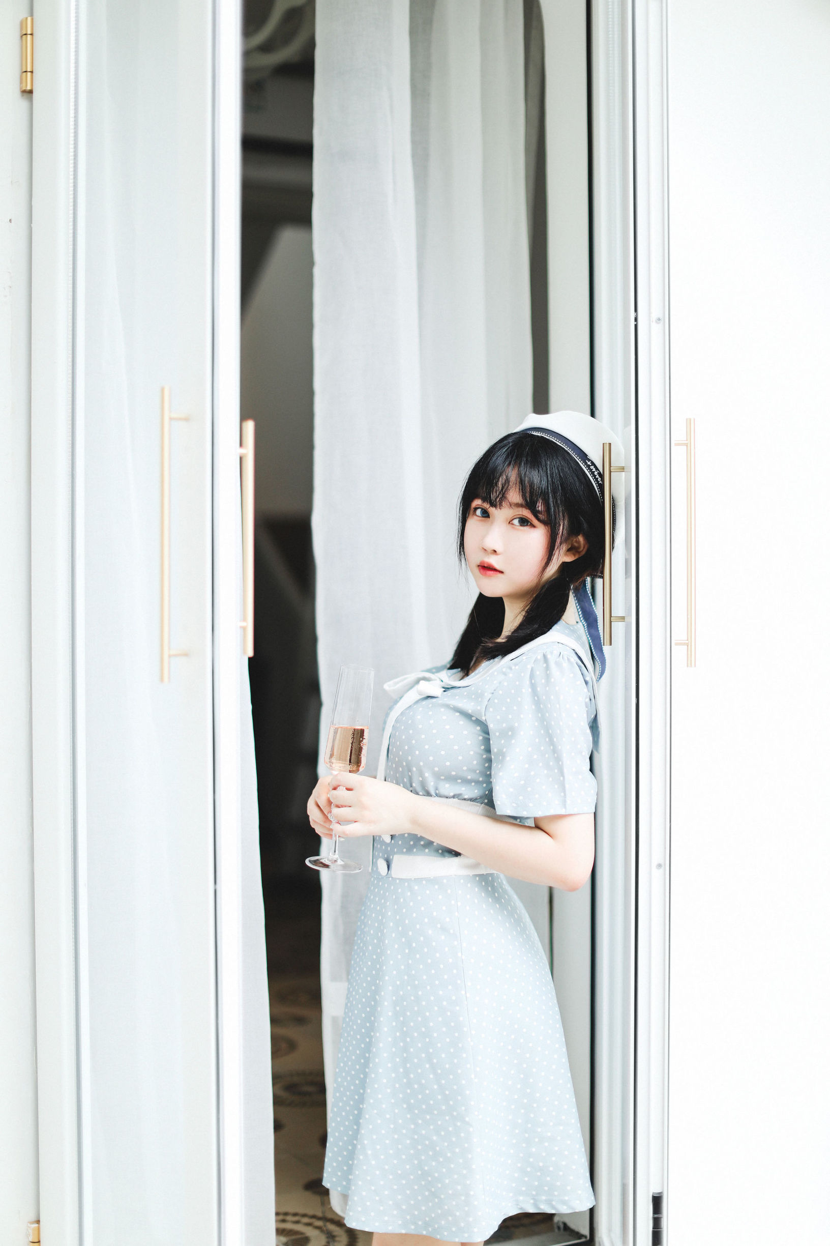 Mật Đào Thiếu Nữ là Yi Jiang ya, Âu Phong