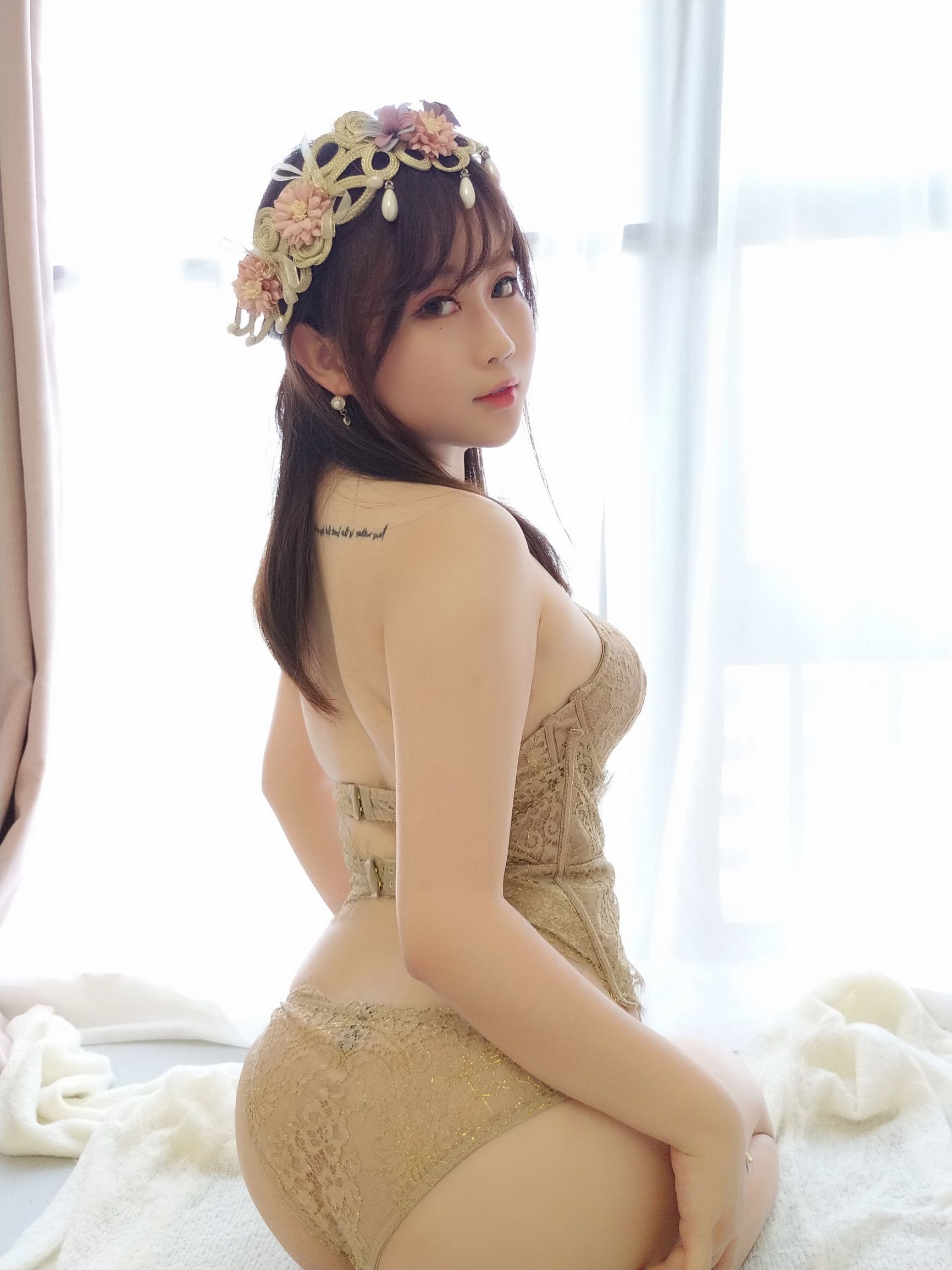Mật Đào Thiếu Nữ là Yi Jiang Ya áo ngủ