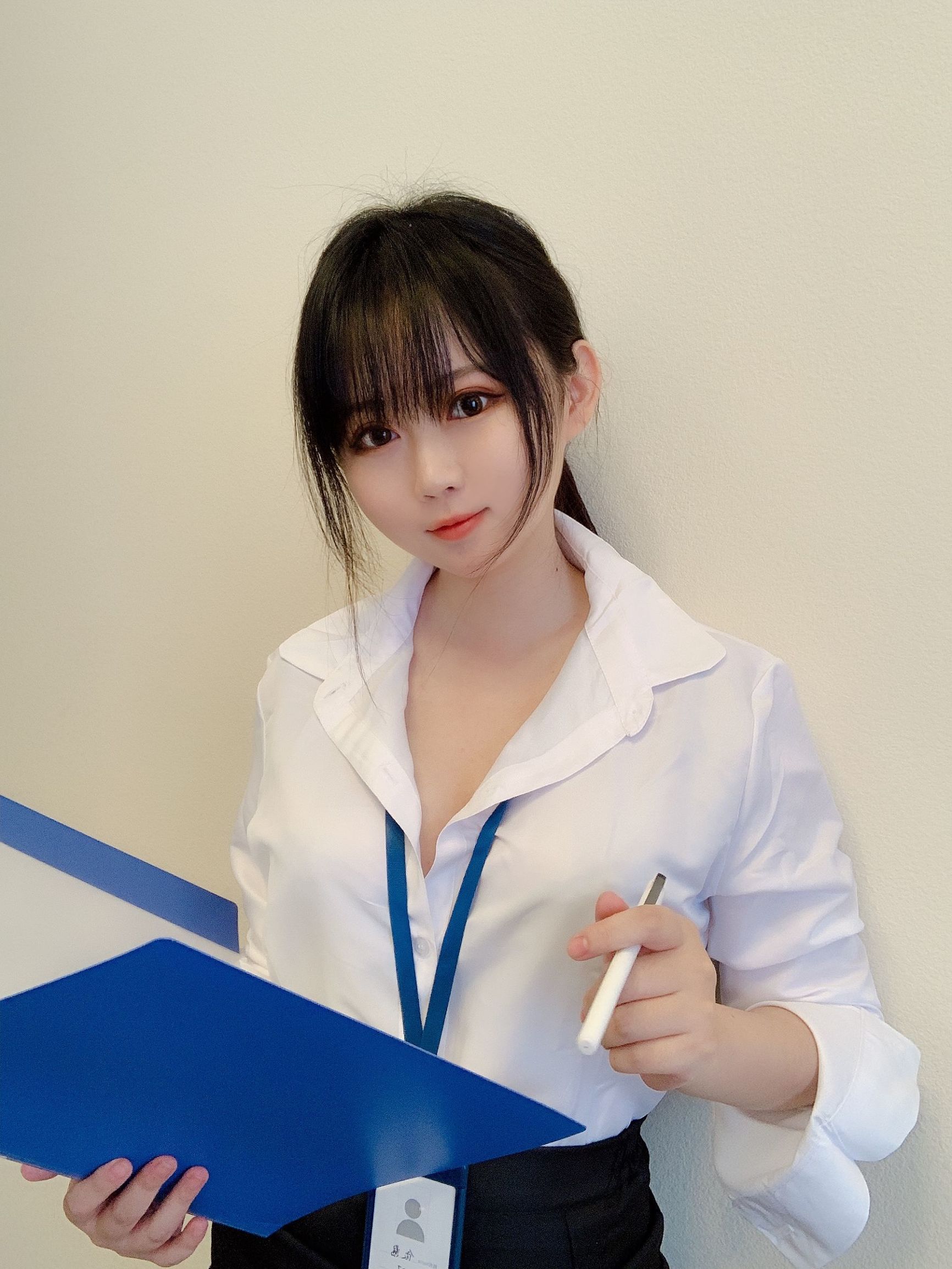 蜜桃少女是依醬呀 黑絲制服