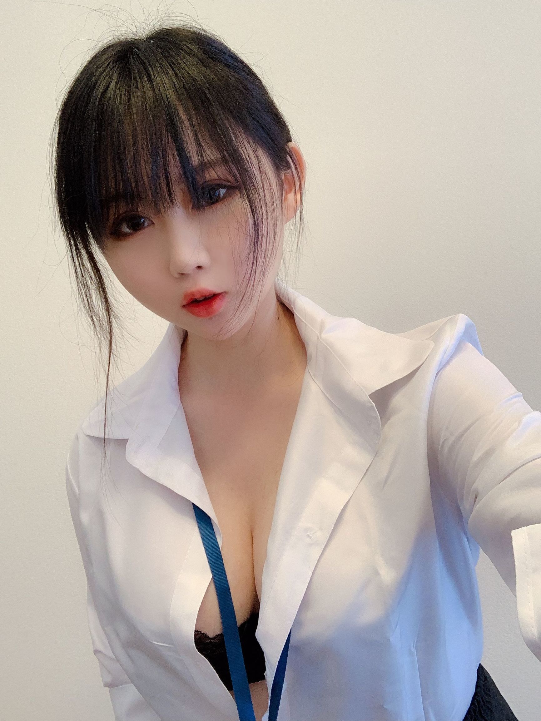 蜜桃少女是依醬呀 黑絲制服