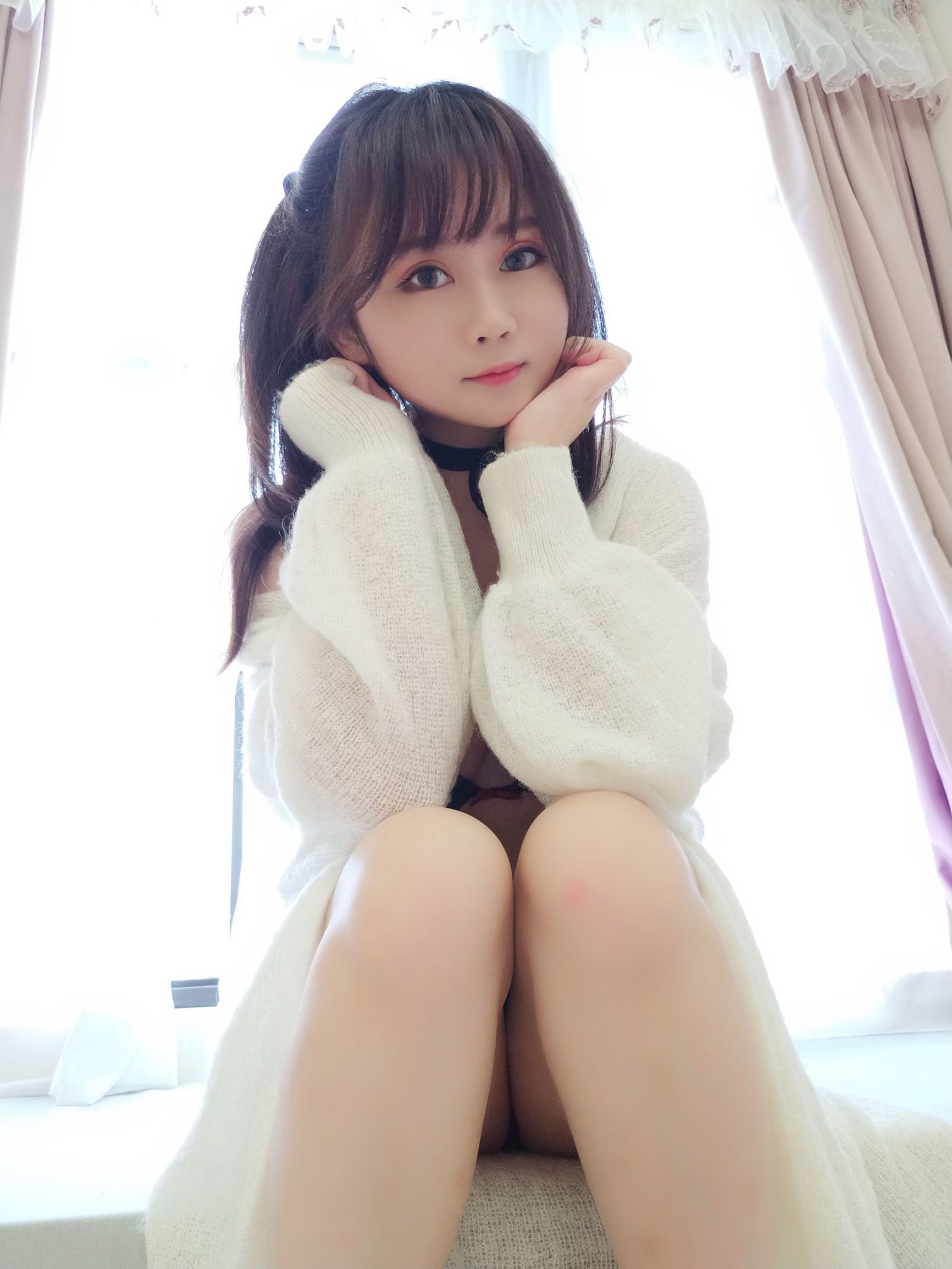 Mật Đào Thiếu Nữ là Yi Jiang ạ. Đồ lót tình thú màu đen.