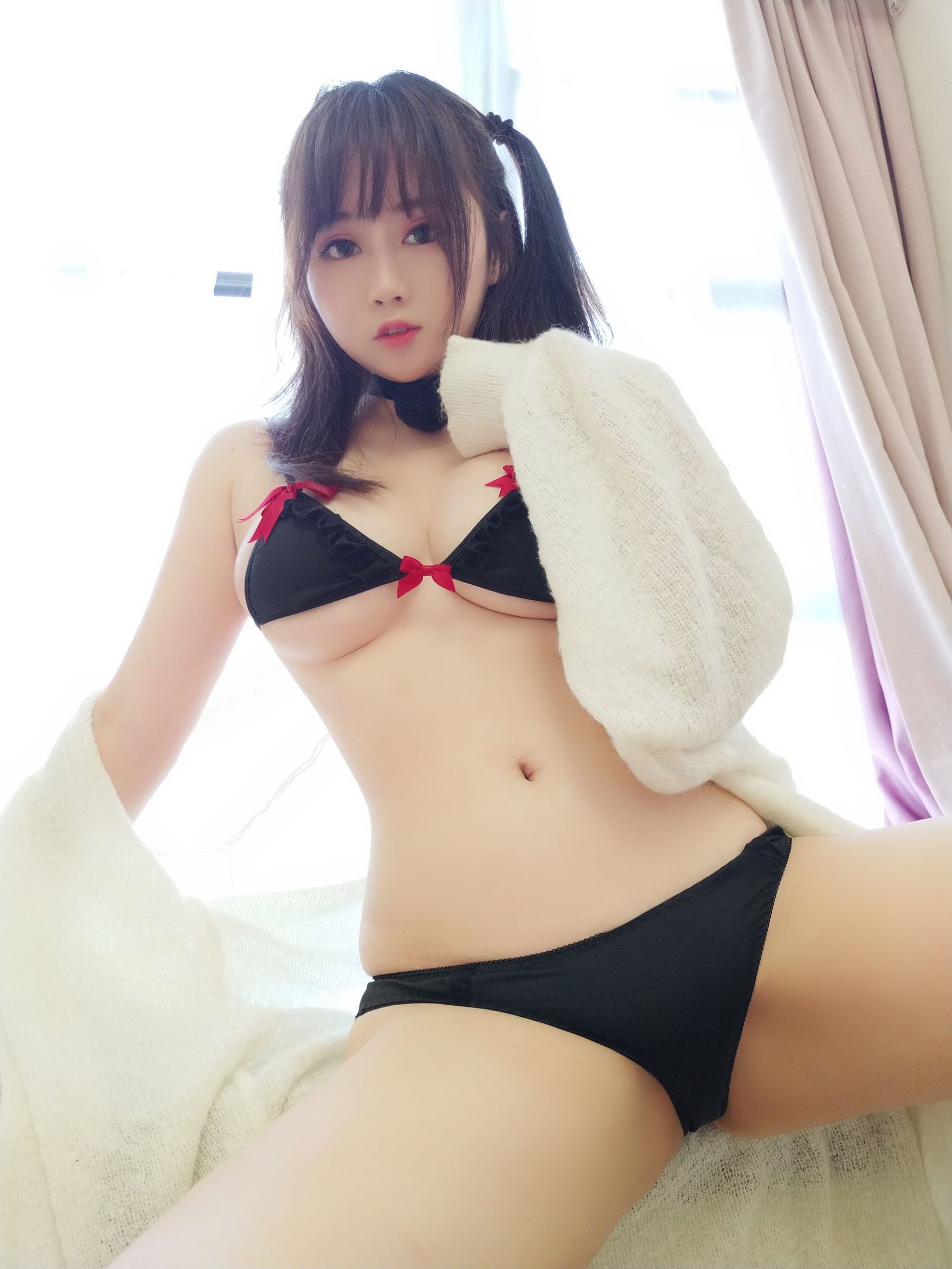 Mật Đào Thiếu Nữ là Yi Jiang ạ. Đồ lót tình thú màu đen.