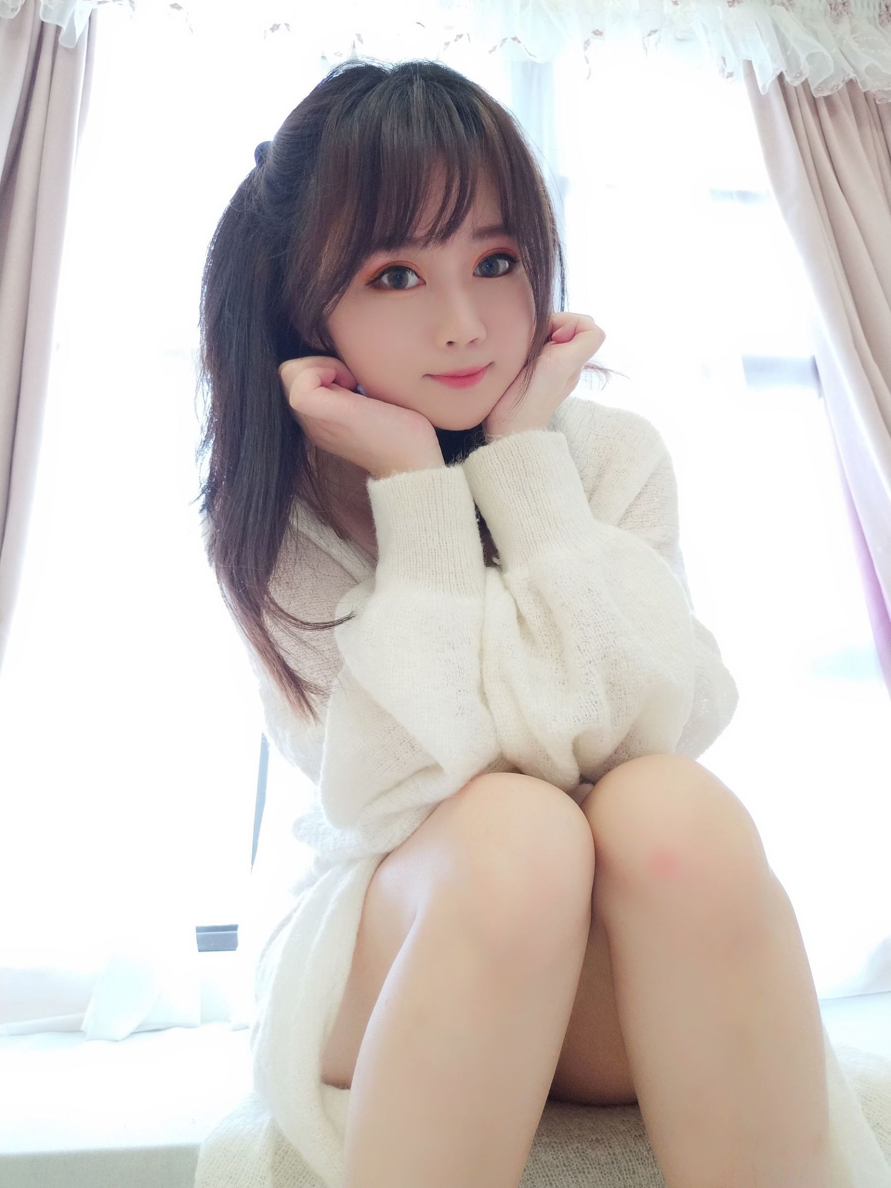 Mật Đào Thiếu Nữ là Yi Jiang ạ. Đồ lót tình thú màu đen.
