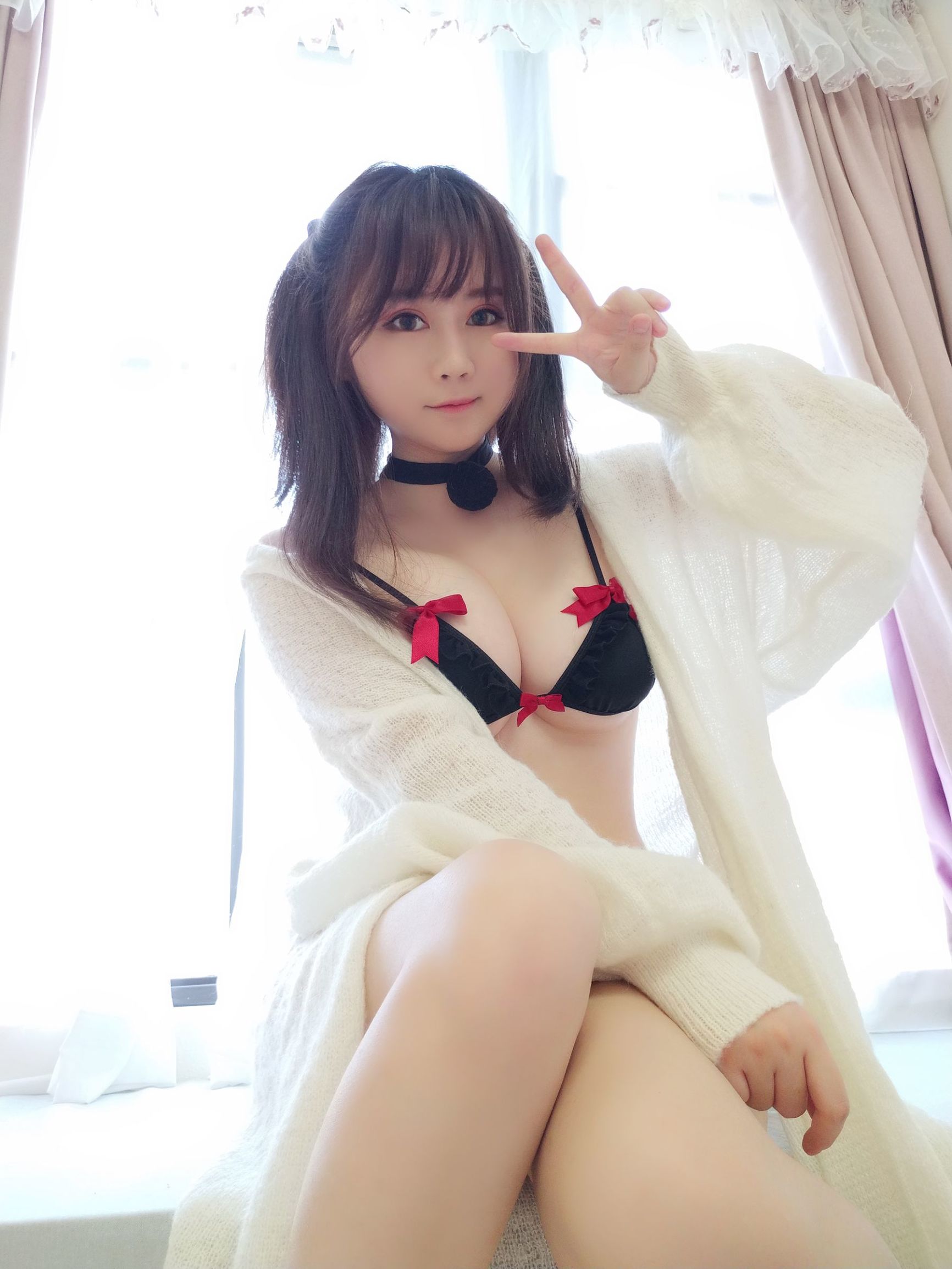 Mật Đào Thiếu Nữ là Yi Jiang ạ. Đồ lót tình thú màu đen.