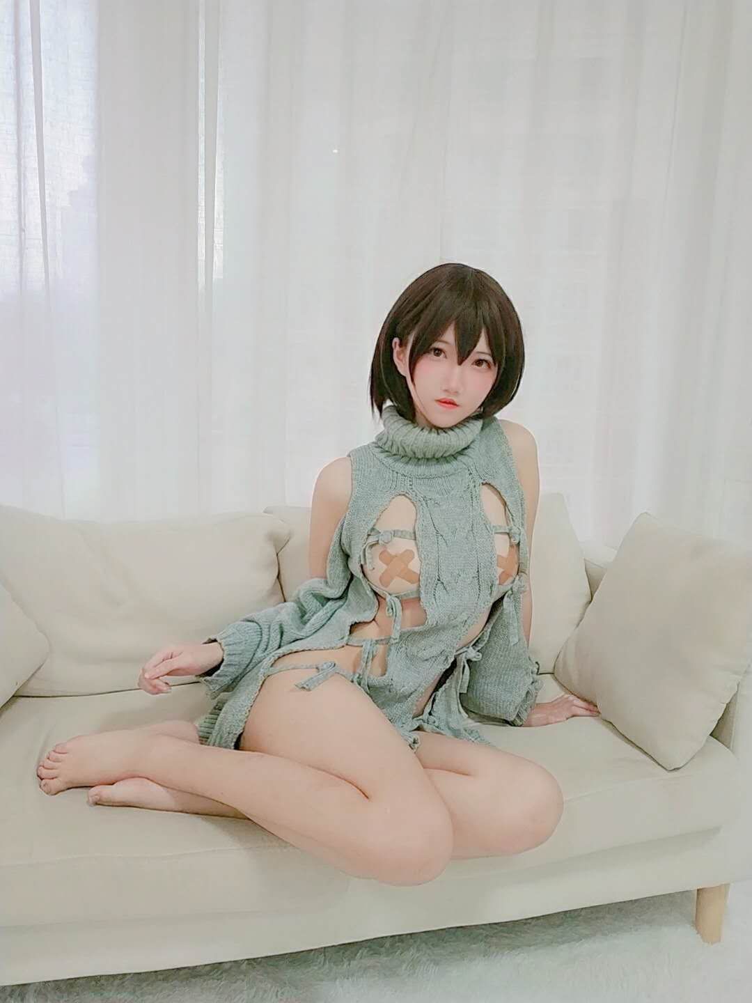 Cô gái quỷ mã A Hương Kaori áo len lộ lưng