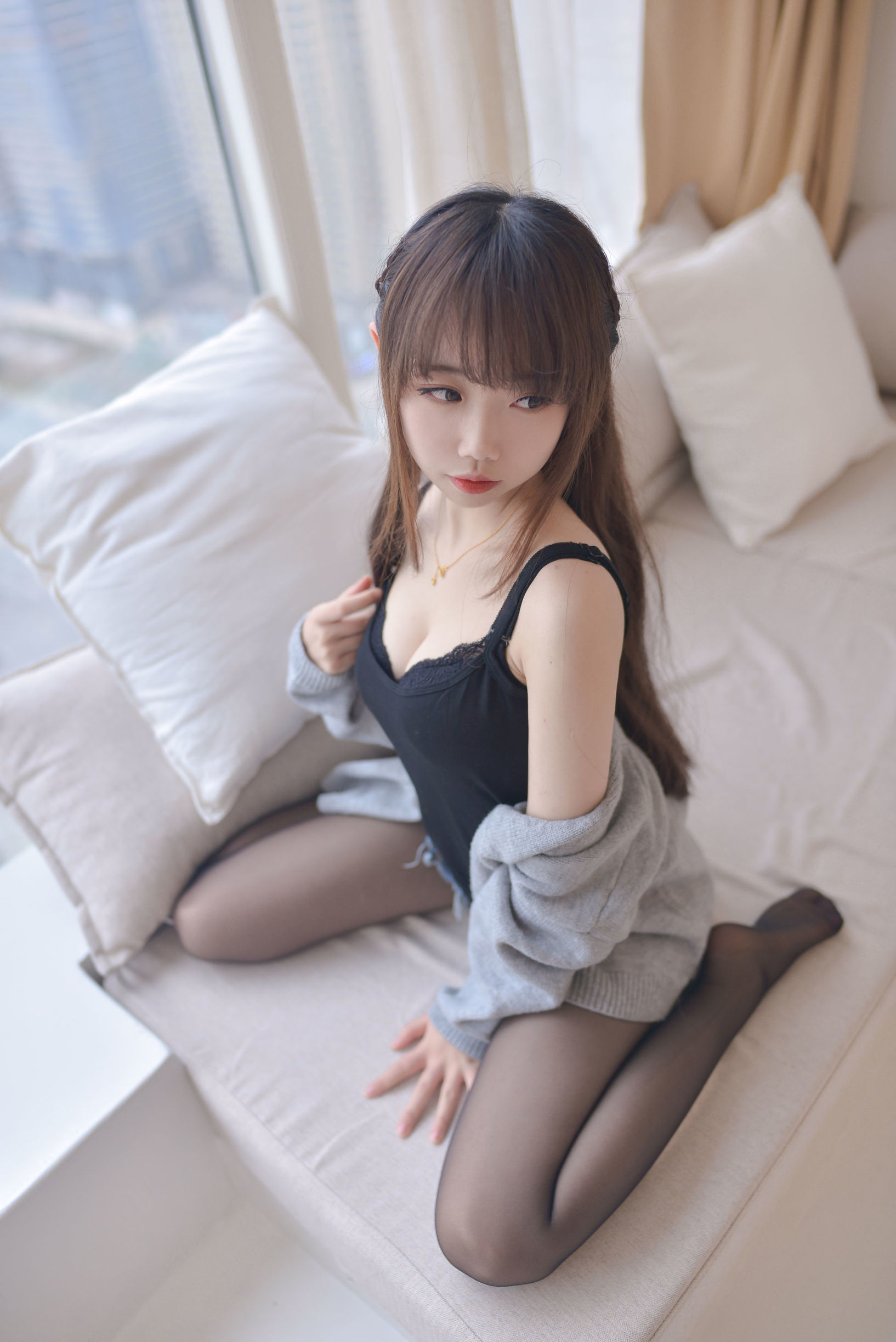 Cos Chị Gái Tuyết Kỳ - Chị Gái Cao Bồi Tất Đen Lớn