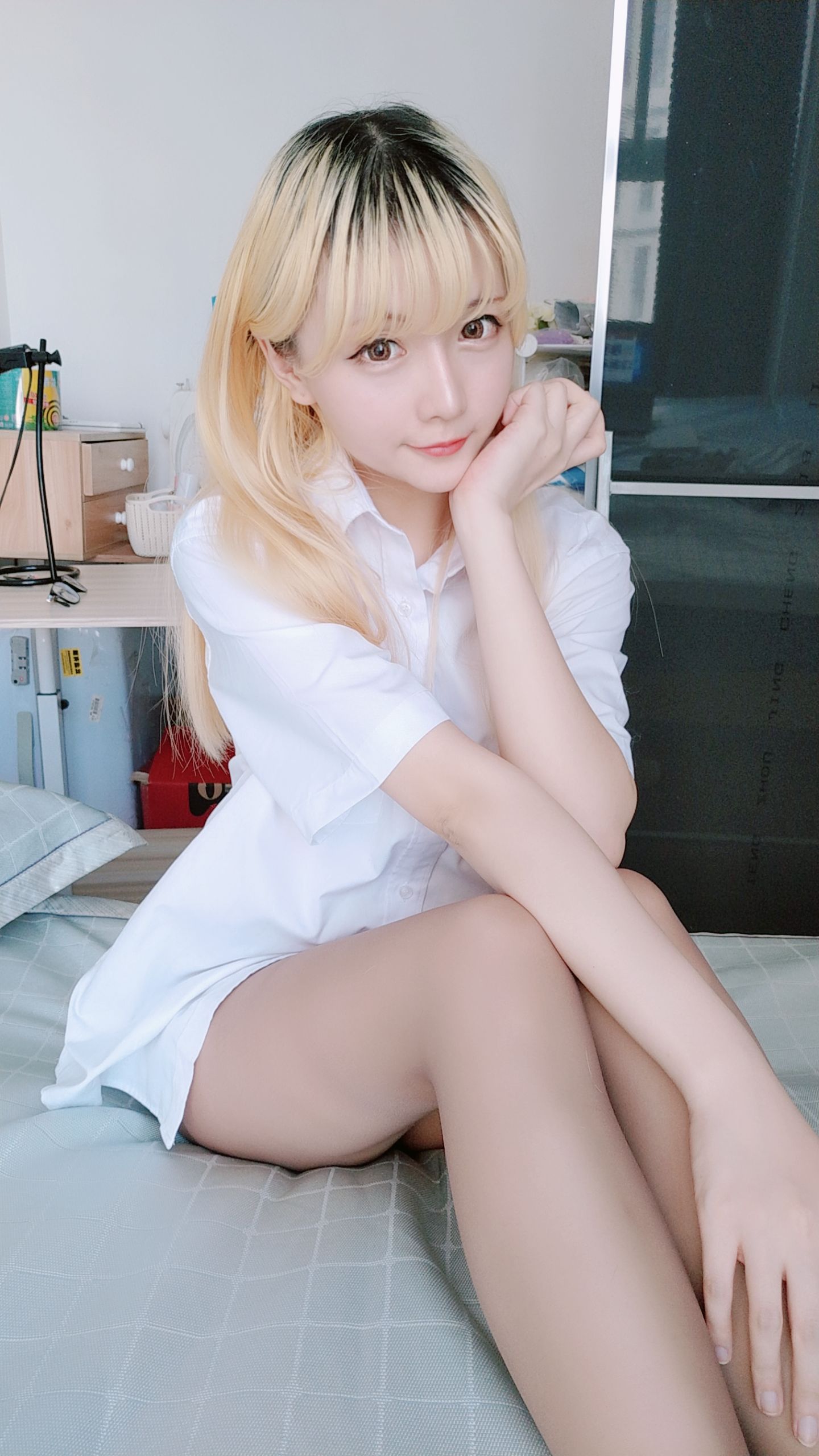 コーサーお姉さん星のチチ 白いシャツ