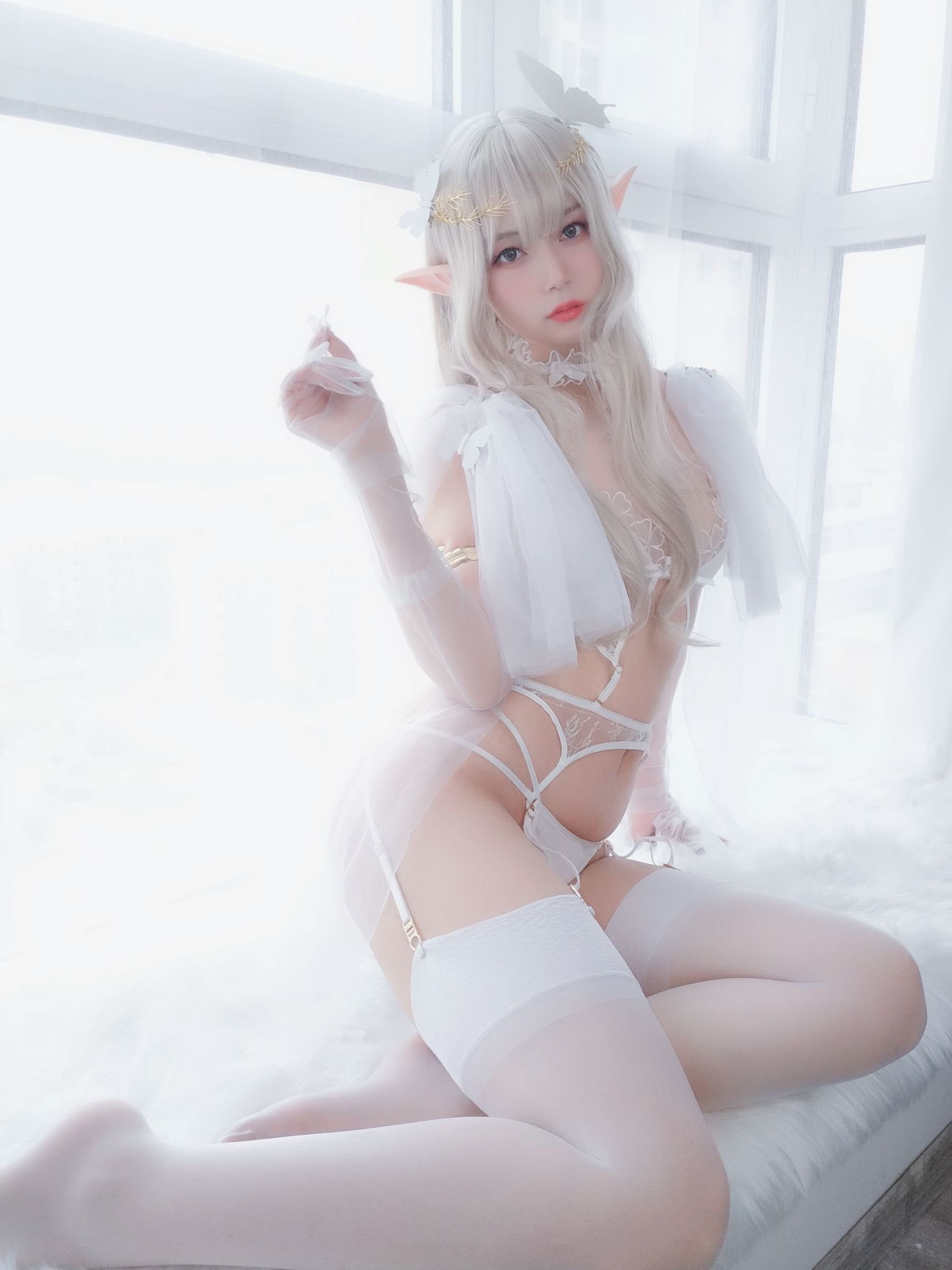 コーサーお姉さん白銀 純白のエルフ