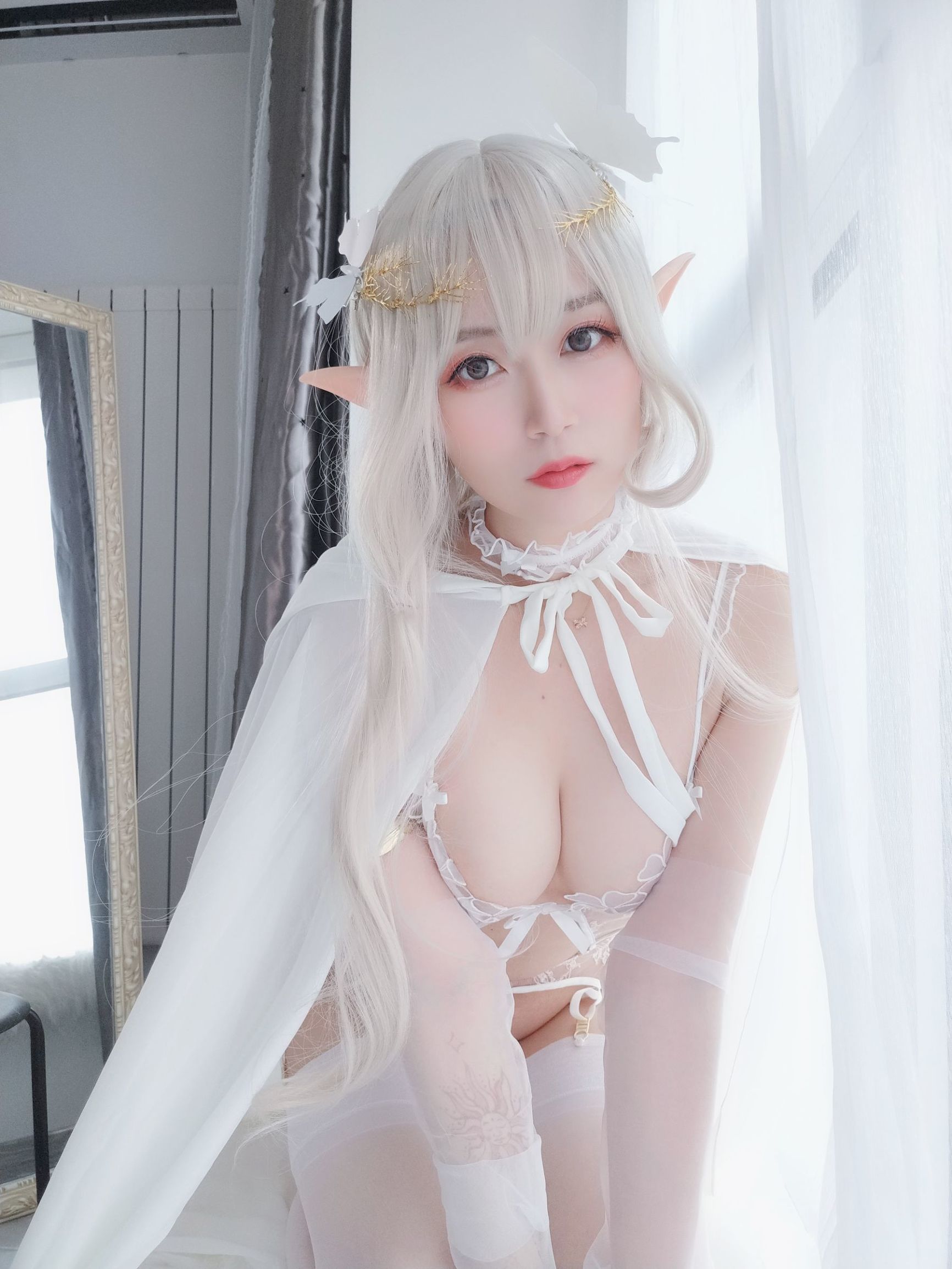 コーサーお姉さん白銀 純白のエルフ