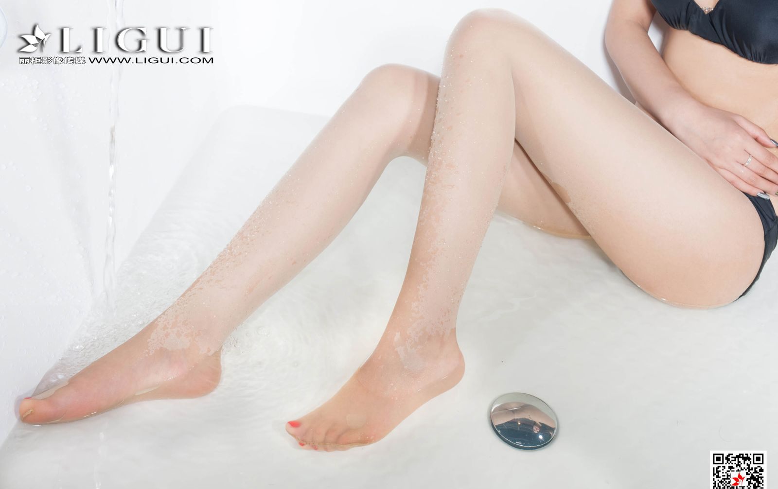 Photos of a sexy young married woman in flesh-colored stockings with a wet body, seductive beautiful legs, during a bubble bath.