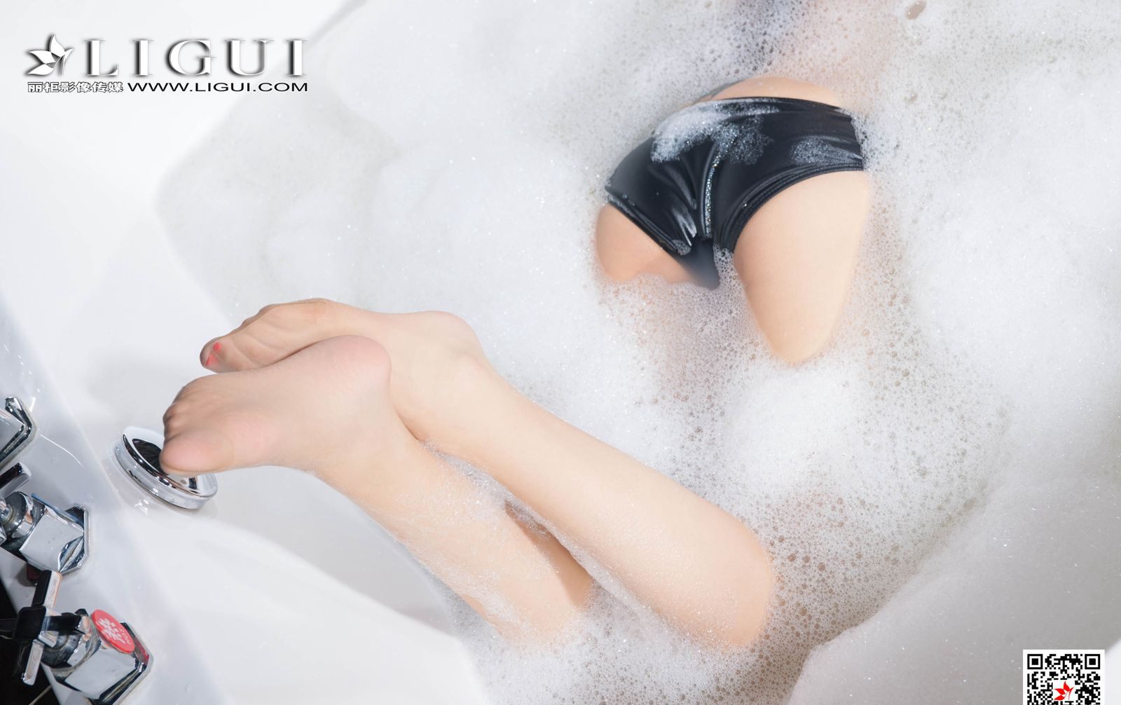 Photos of a sexy young married woman in flesh-colored stockings with a wet body, seductive beautiful legs, during a bubble bath.