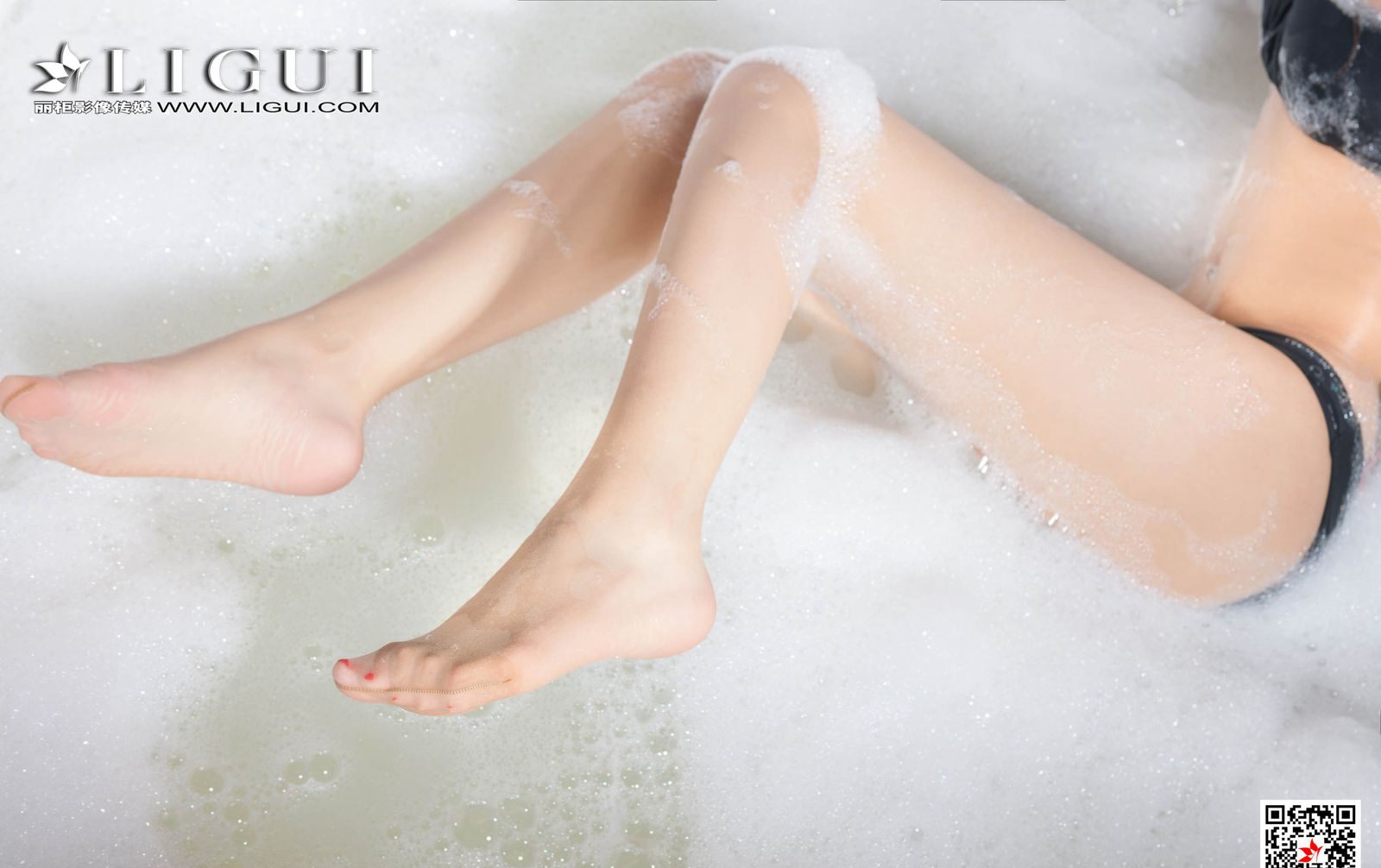 Photos of a sexy young married woman in flesh-colored stockings with a wet body, seductive beautiful legs, during a bubble bath.