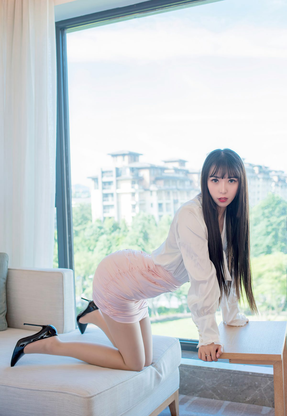 아주 아름다운 긴 다리, 부드러운 하얀 몸매가 유혹하는 엉덩이 내밀기, 섹시한 흰 셔츠와 하이힐
